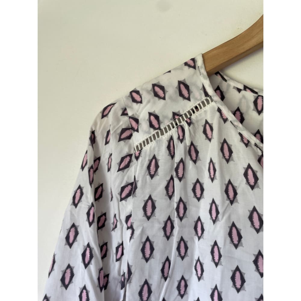 Yarra trail size 10 white geometric print viscose top – excellent condition - blouses condition: used - top women’s