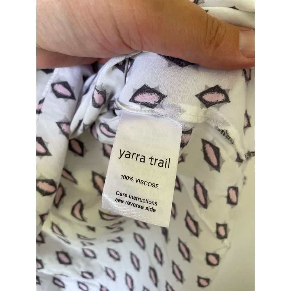 Yarra trail size 10 white geometric print viscose top – excellent condition - blouses condition: used - top women’s