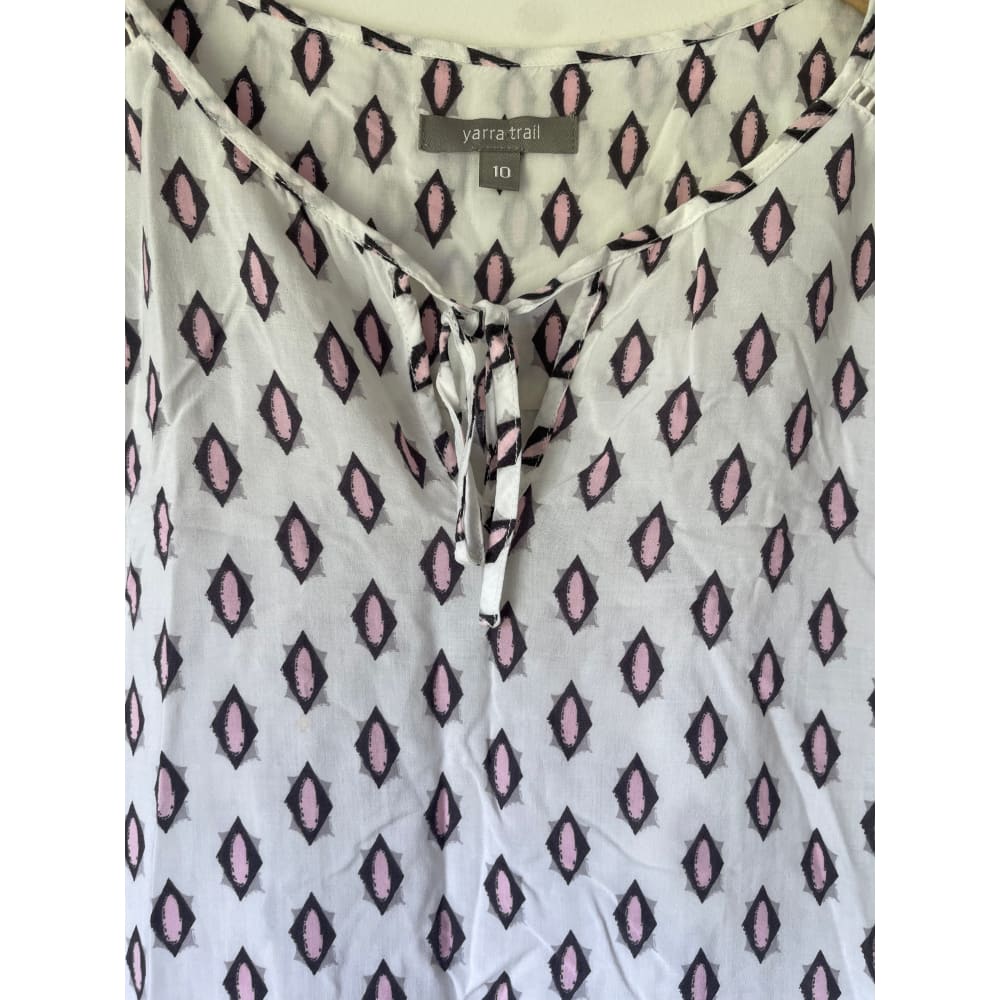 Yarra trail size 10 white geometric print viscose top – excellent condition - blouses condition: used - top women’s