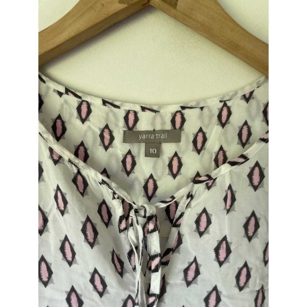 Yarra trail size 10 white geometric print viscose top – excellent condition - blouses condition: used - top women’s