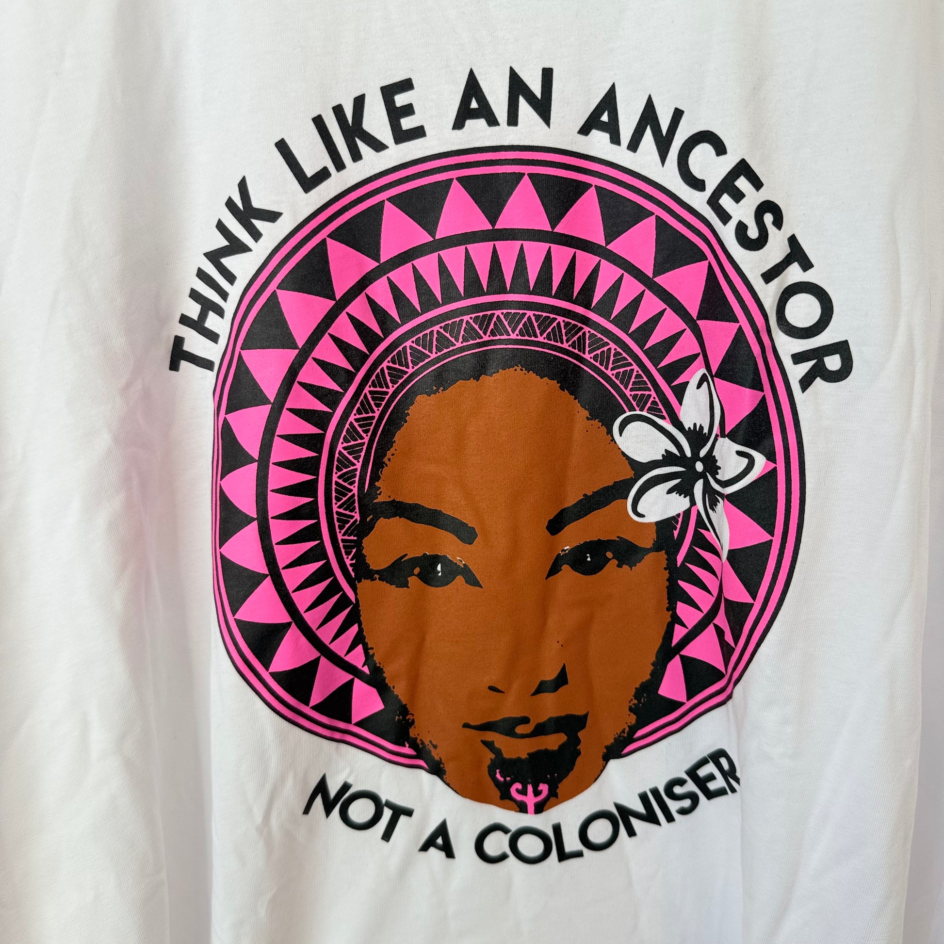 Decolanise pacific - think like an ancestor t-shirt – white 2xl - t-shirts tops men’s apparel