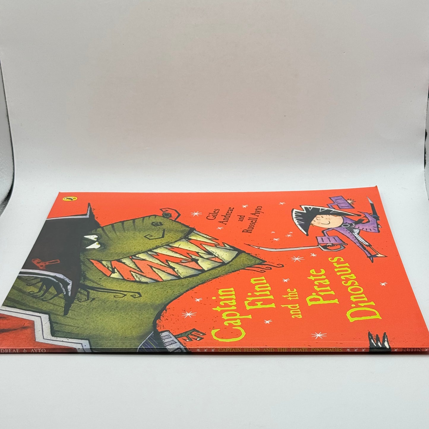 Captain Flinn and the Pirate Dinosaurs by Giles Andreae and Russell Ayto