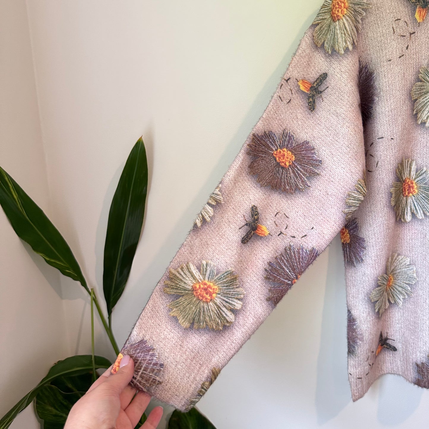 Floral Bee Sweater  3D Applique Knitwear Size M