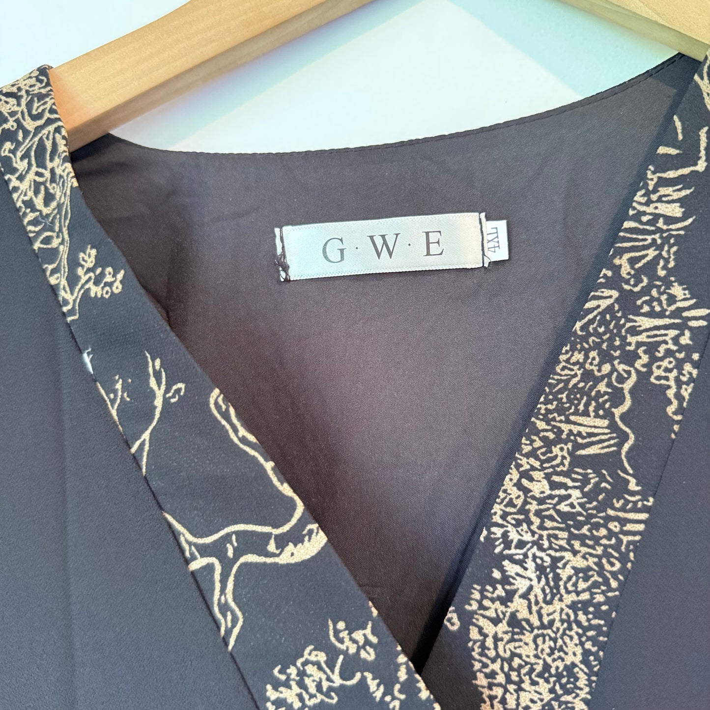 G.W.E V-Neck Midi Dress BlackBeige Landscape – Size 4XL