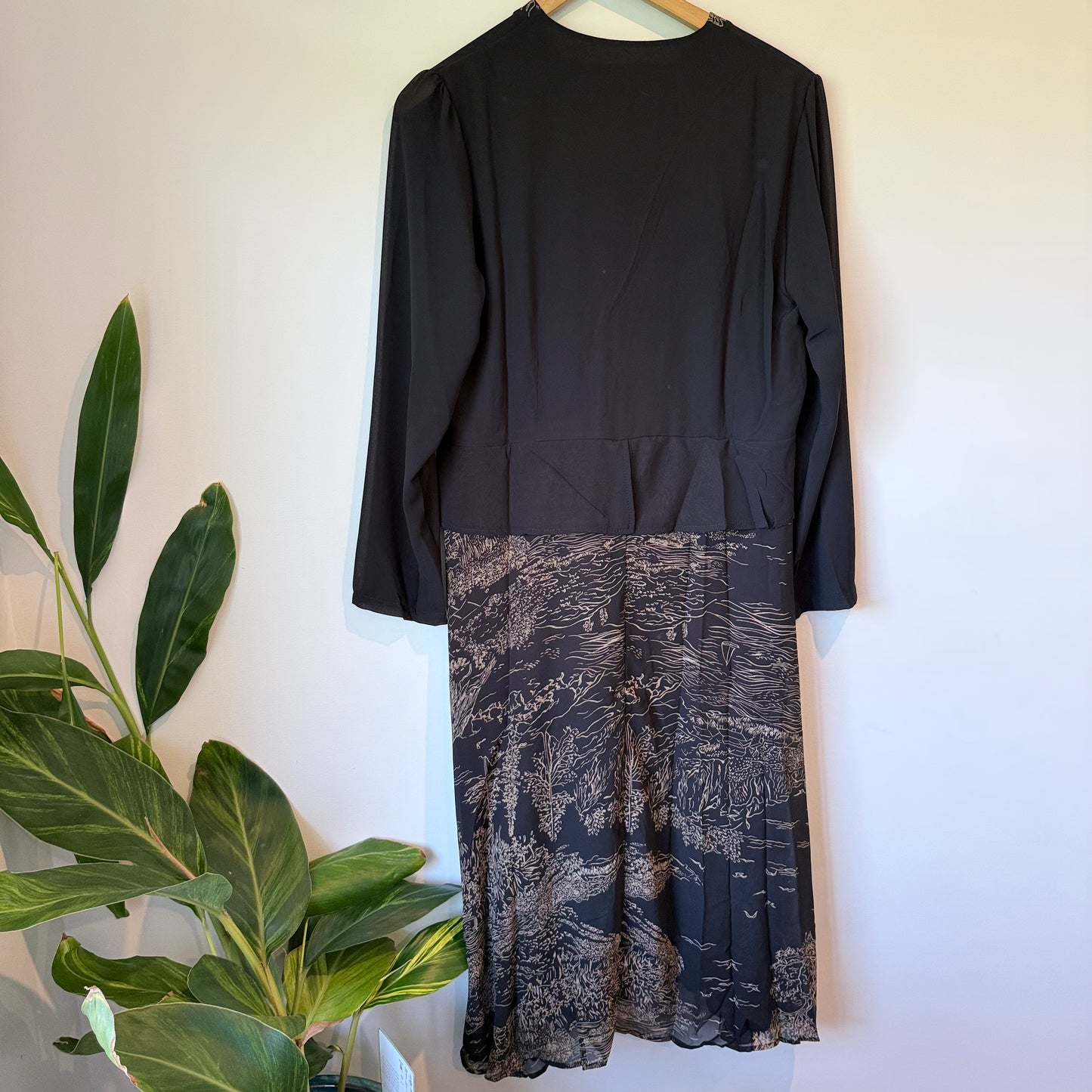 G.W.E V-Neck Midi Dress BlackBeige Landscape – Size 4XL