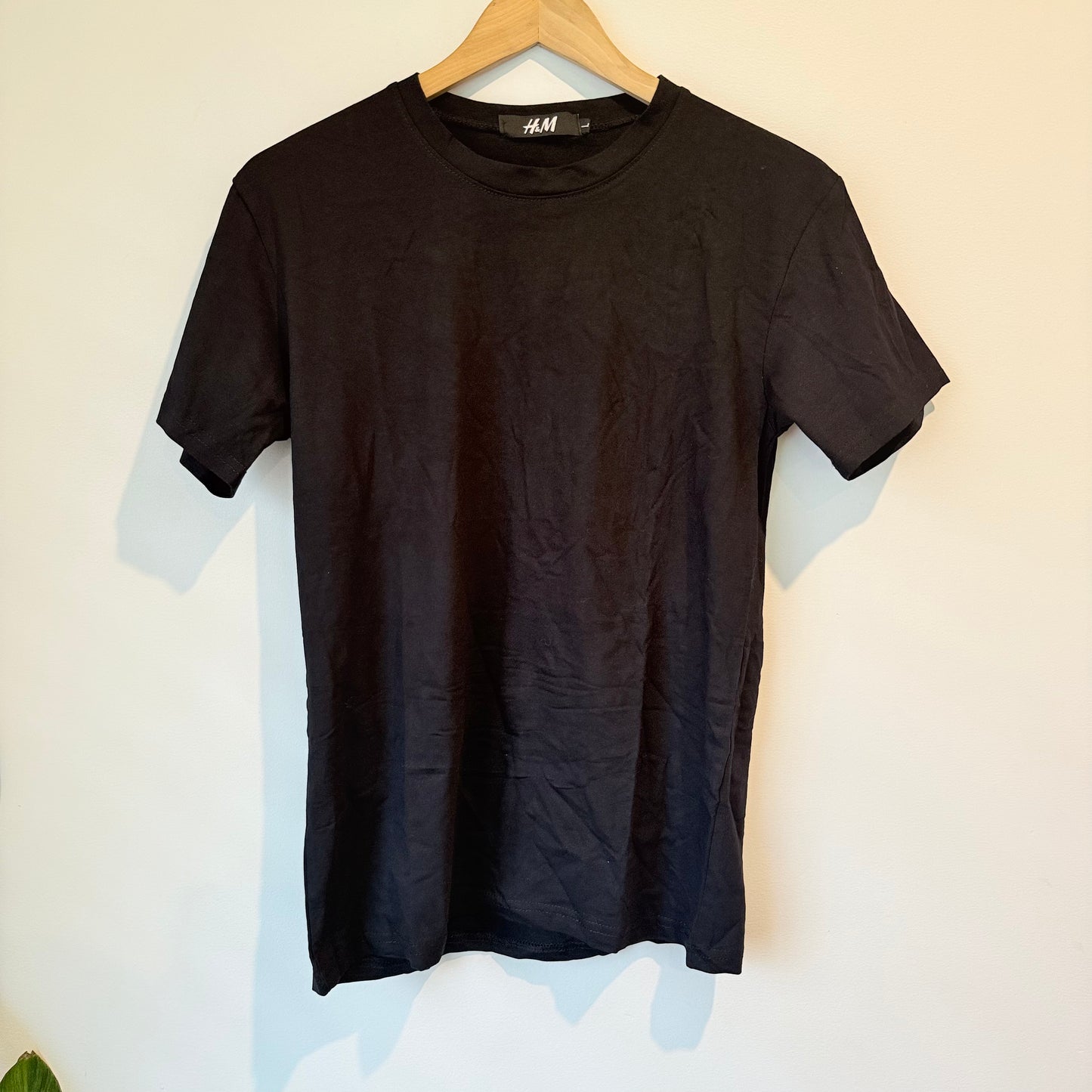 H&M Crew Neck T-Shirt in Black - Size M