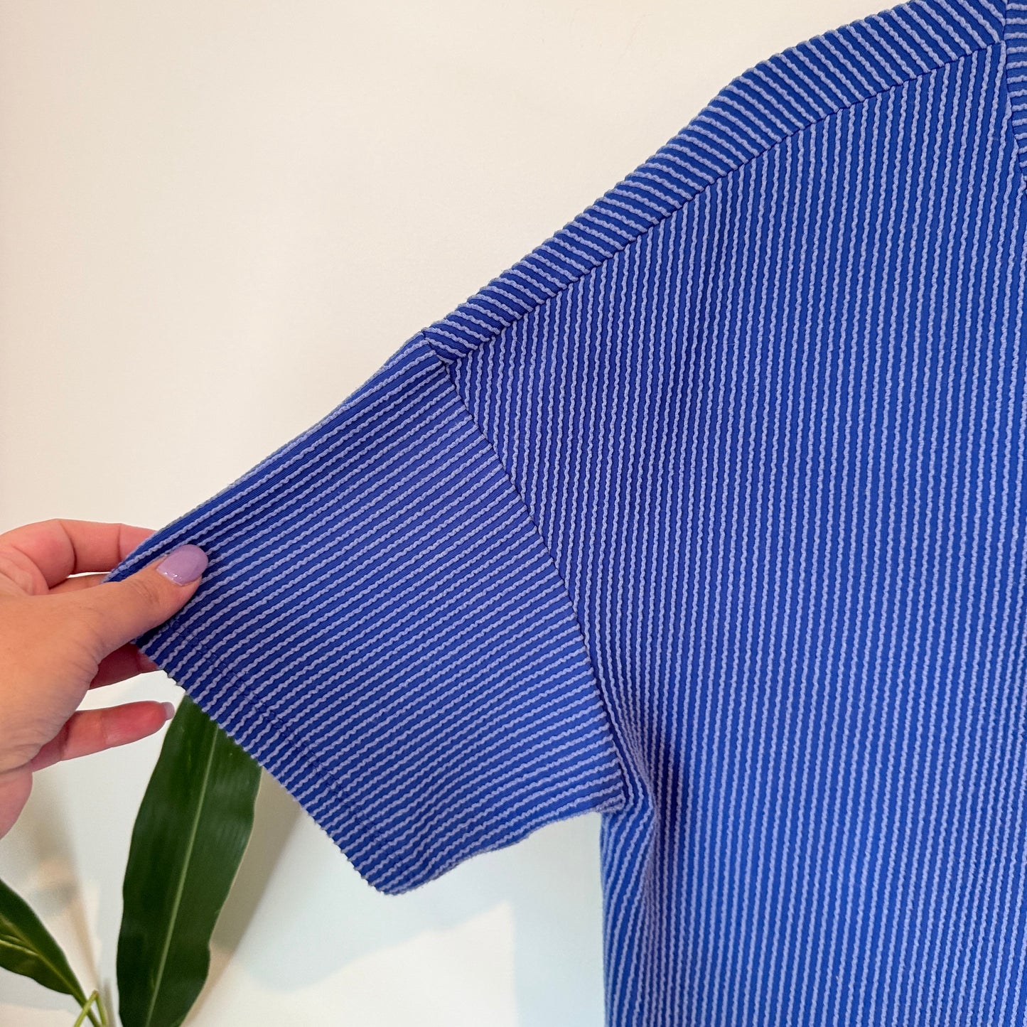 Size L Ribbed V-Neck T-Shirt