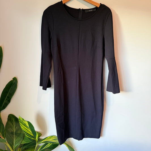 Decjuba Size M Black Long-Sleeve Fitted Dress