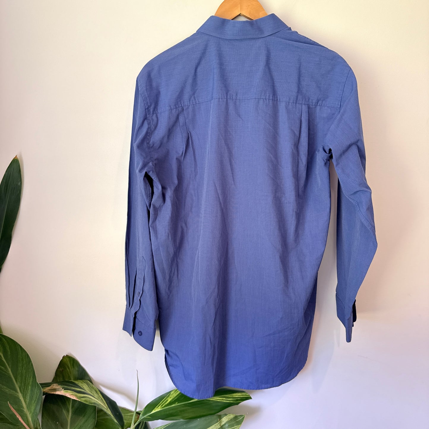 Kensington Size M Long-Sleeve Button-Up Dress Shirt