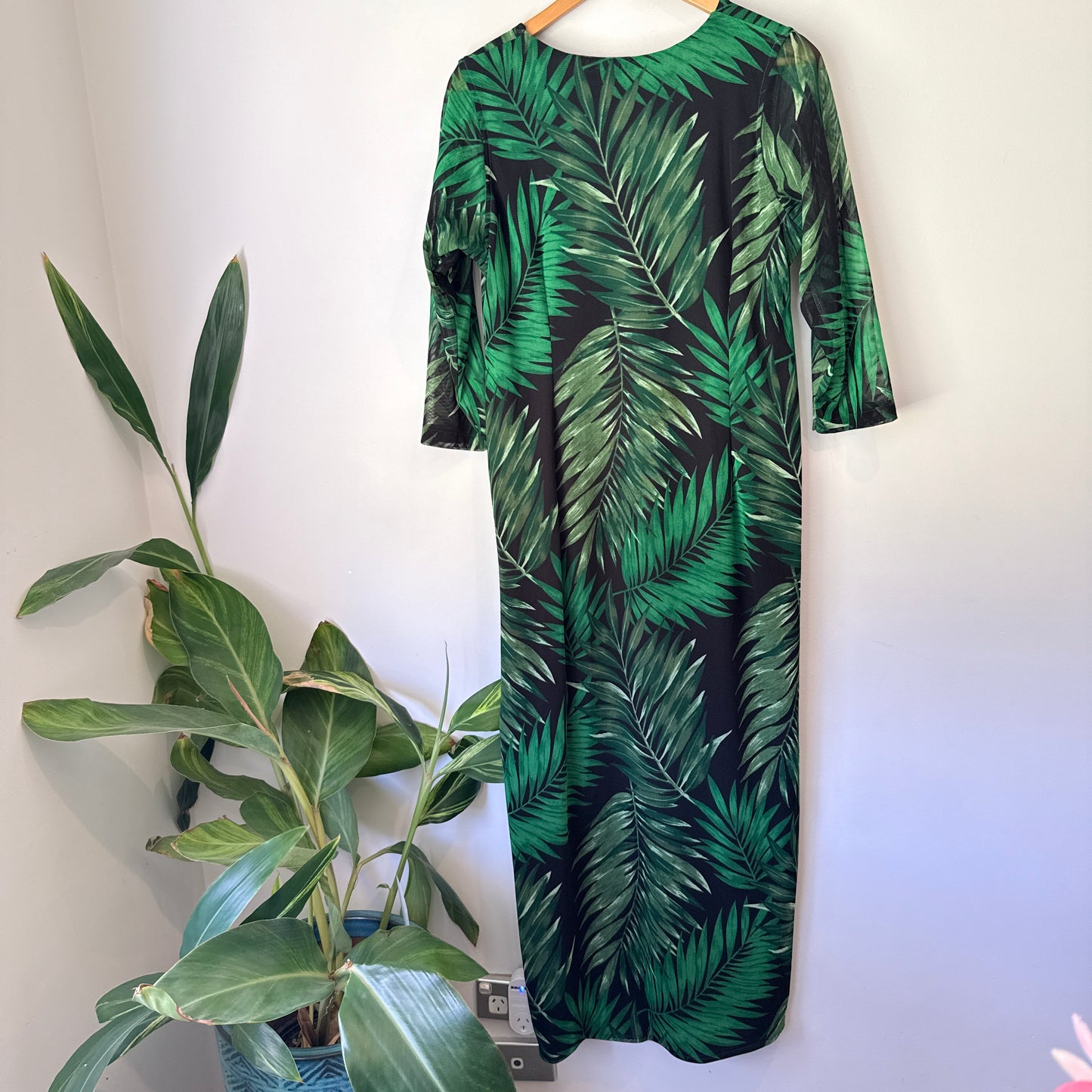 Brand Unknown U/Arm to U/Arm 52cm Leaf Print Dress