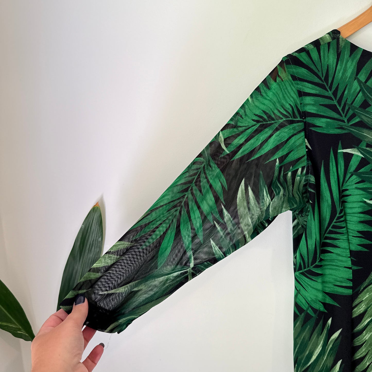 Brand Unknown U/Arm to U/Arm 52cm Leaf Print Dress