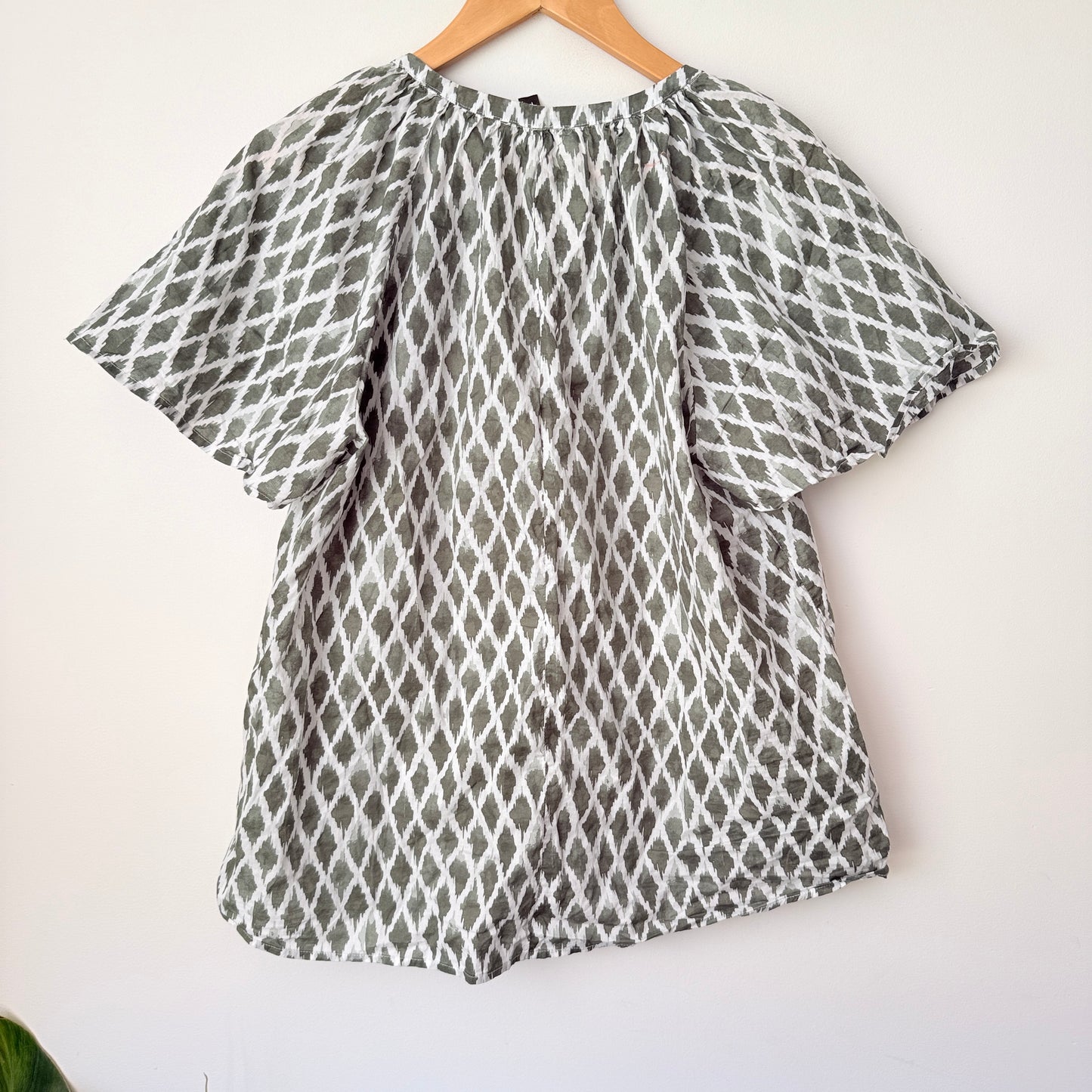 H & H Size 16 Geometric Print Top