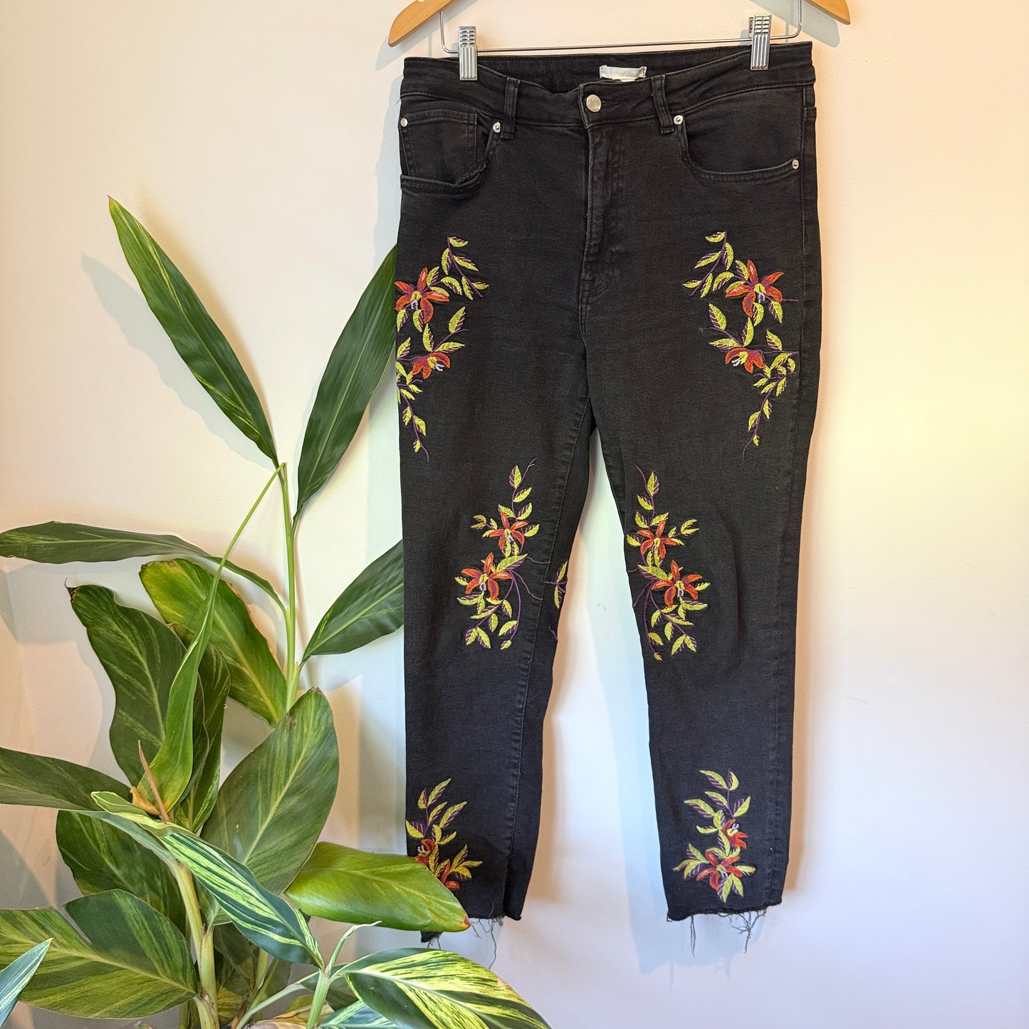 H&M Embroidered Skinny Jeans Black Floral – 10