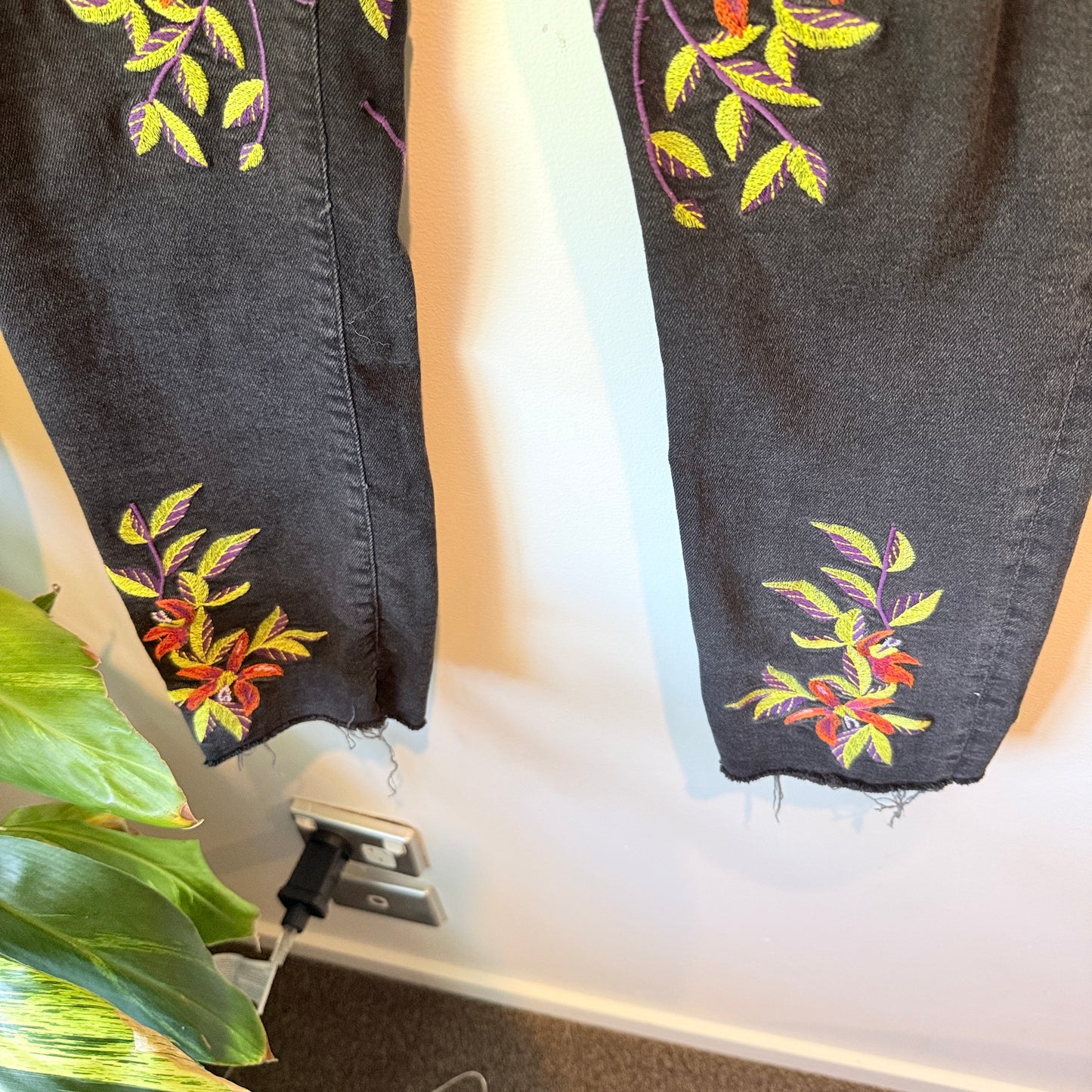 H&M Embroidered Skinny Jeans Black Floral – 10