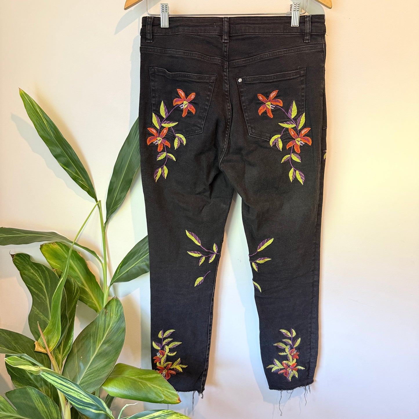 H&M Embroidered Skinny Jeans Black Floral – 10