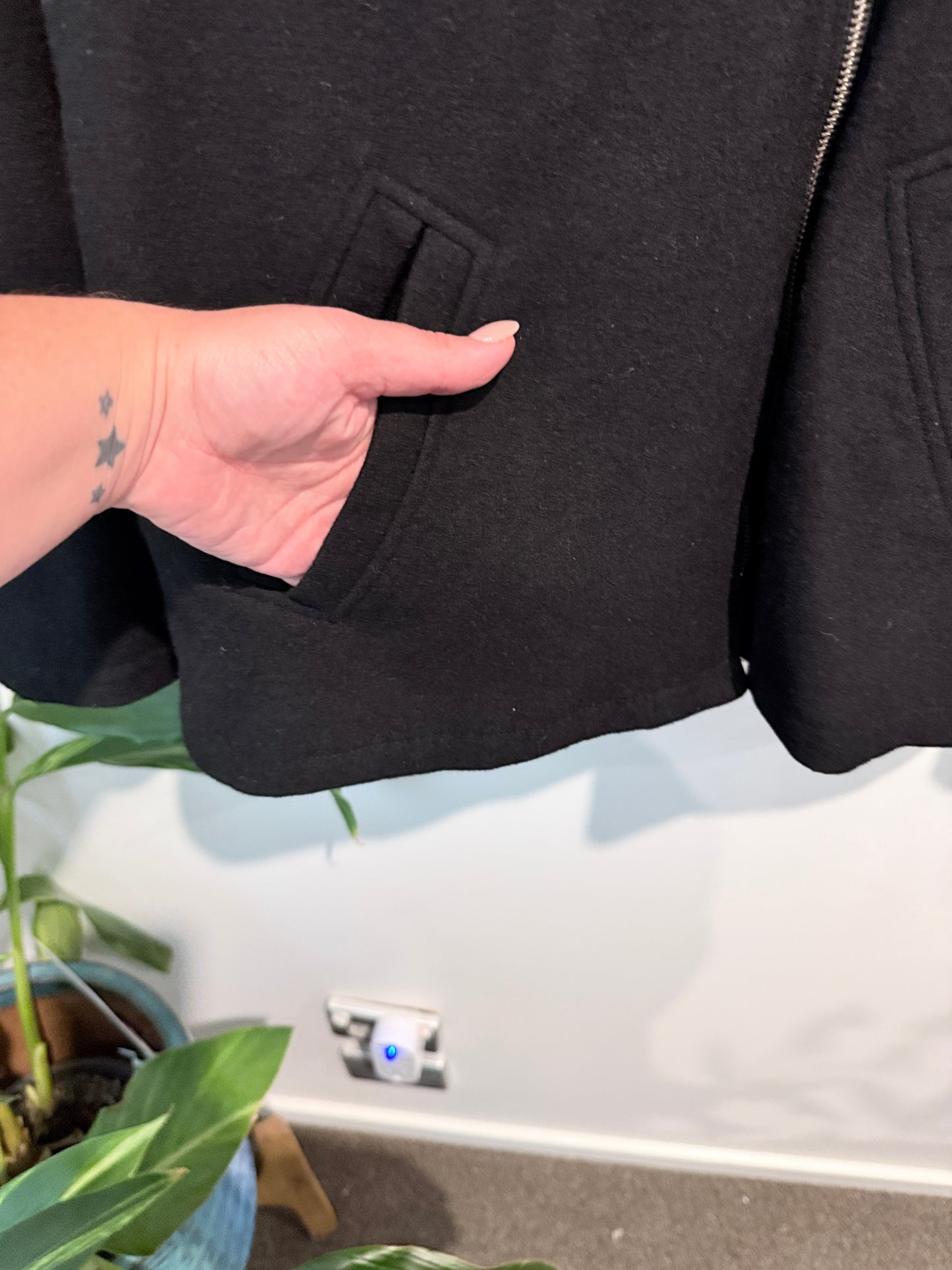 Brand Unknown Size U/Arm to U/Arm 58cm Black Jacket