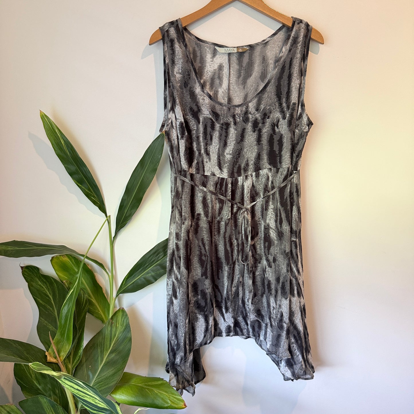Maya Sleeveless Abstract Print Dress Grey – Size 16