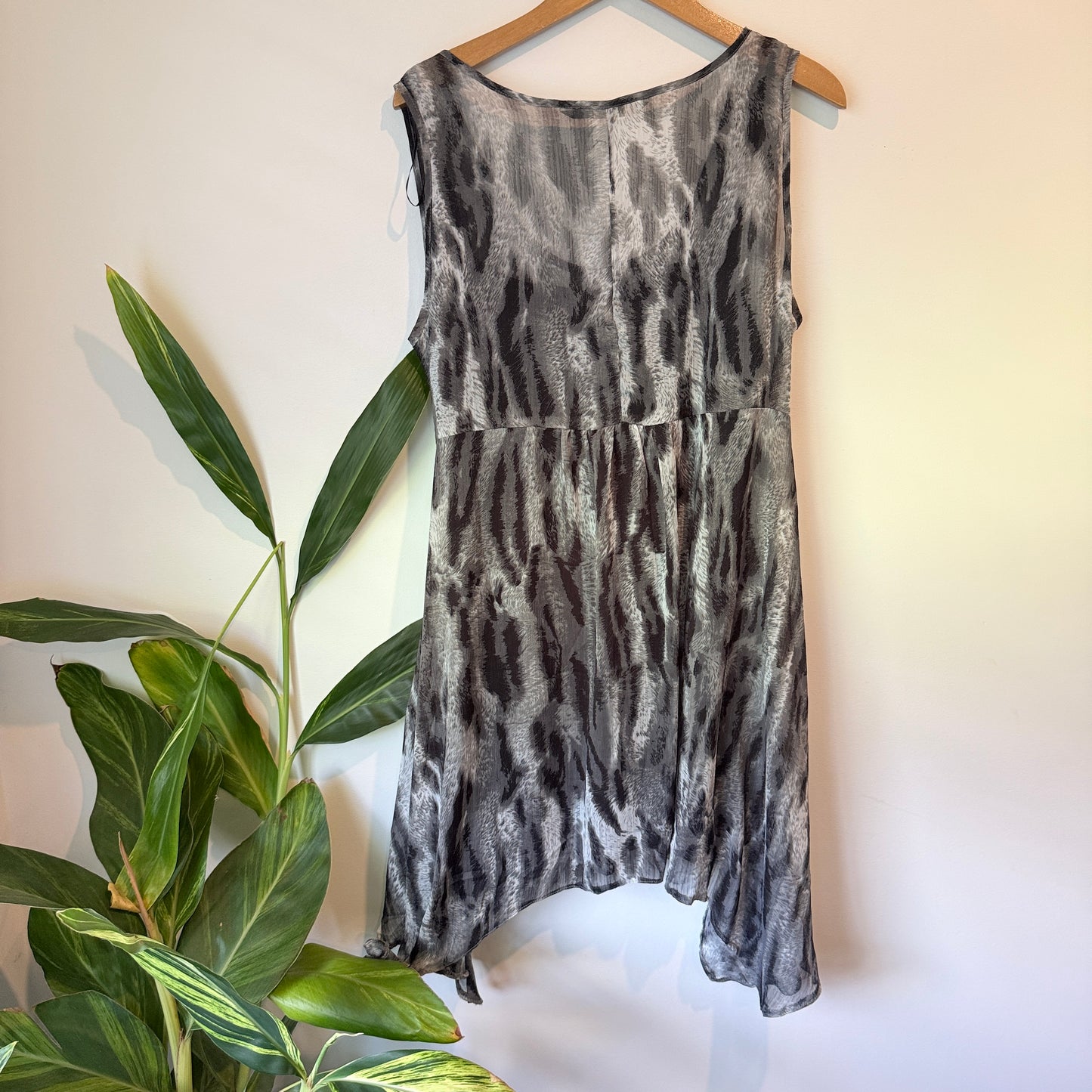 Maya Sleeveless Abstract Print Dress Grey – Size 16