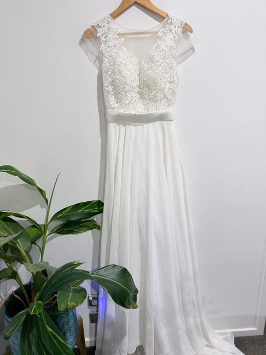 Ivory Lace Chiffon Wedding Dress Size 8-10