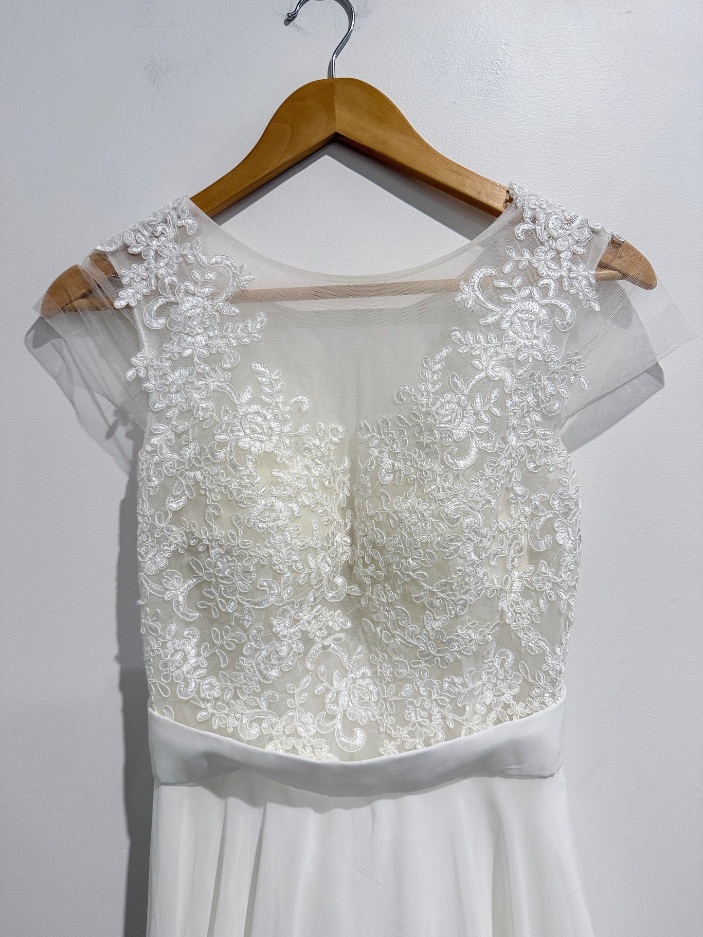 Ivory Lace Chiffon Wedding Dress Size 8-10