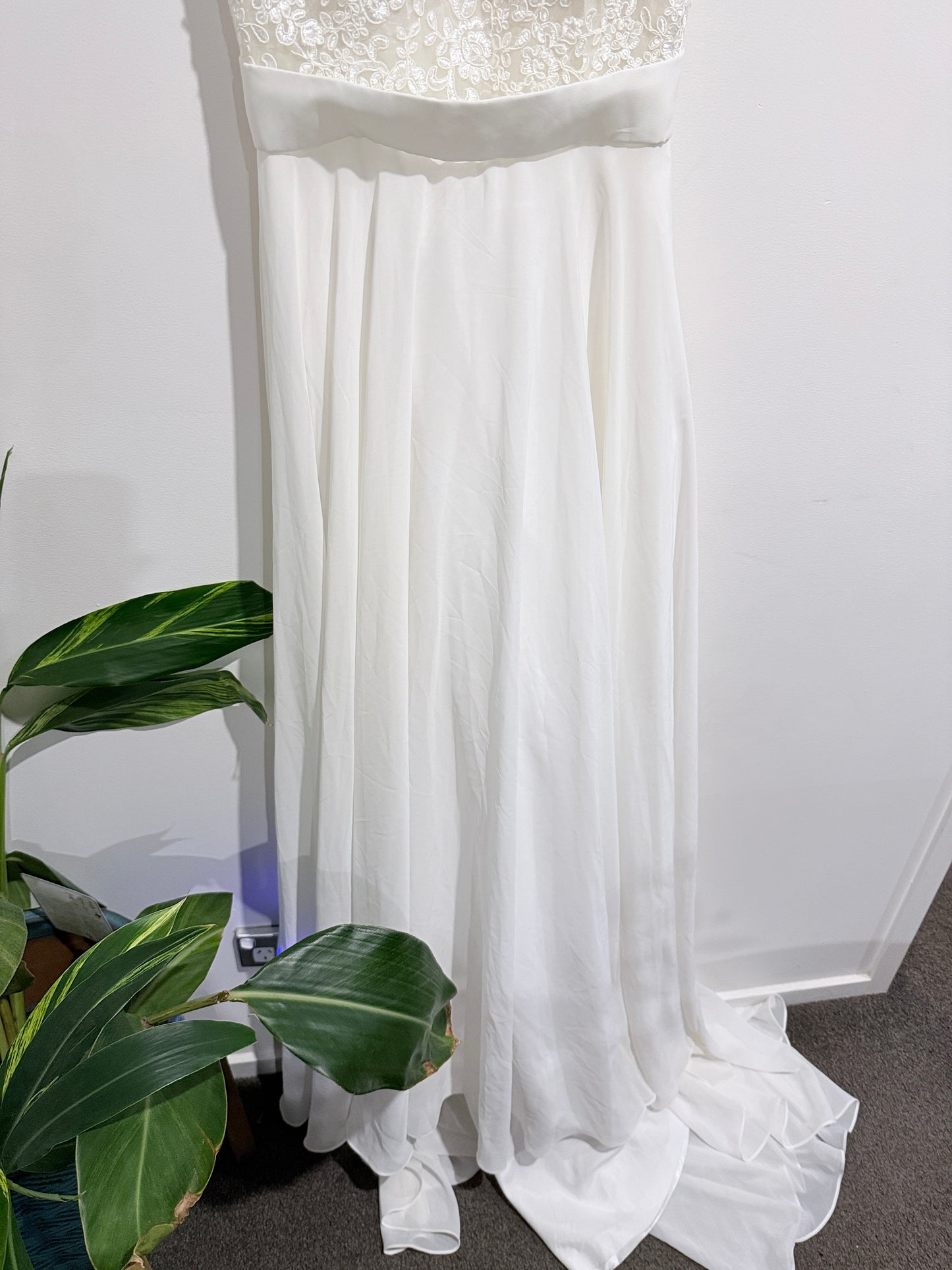 Ivory Lace Chiffon Wedding Dress Size 8-10