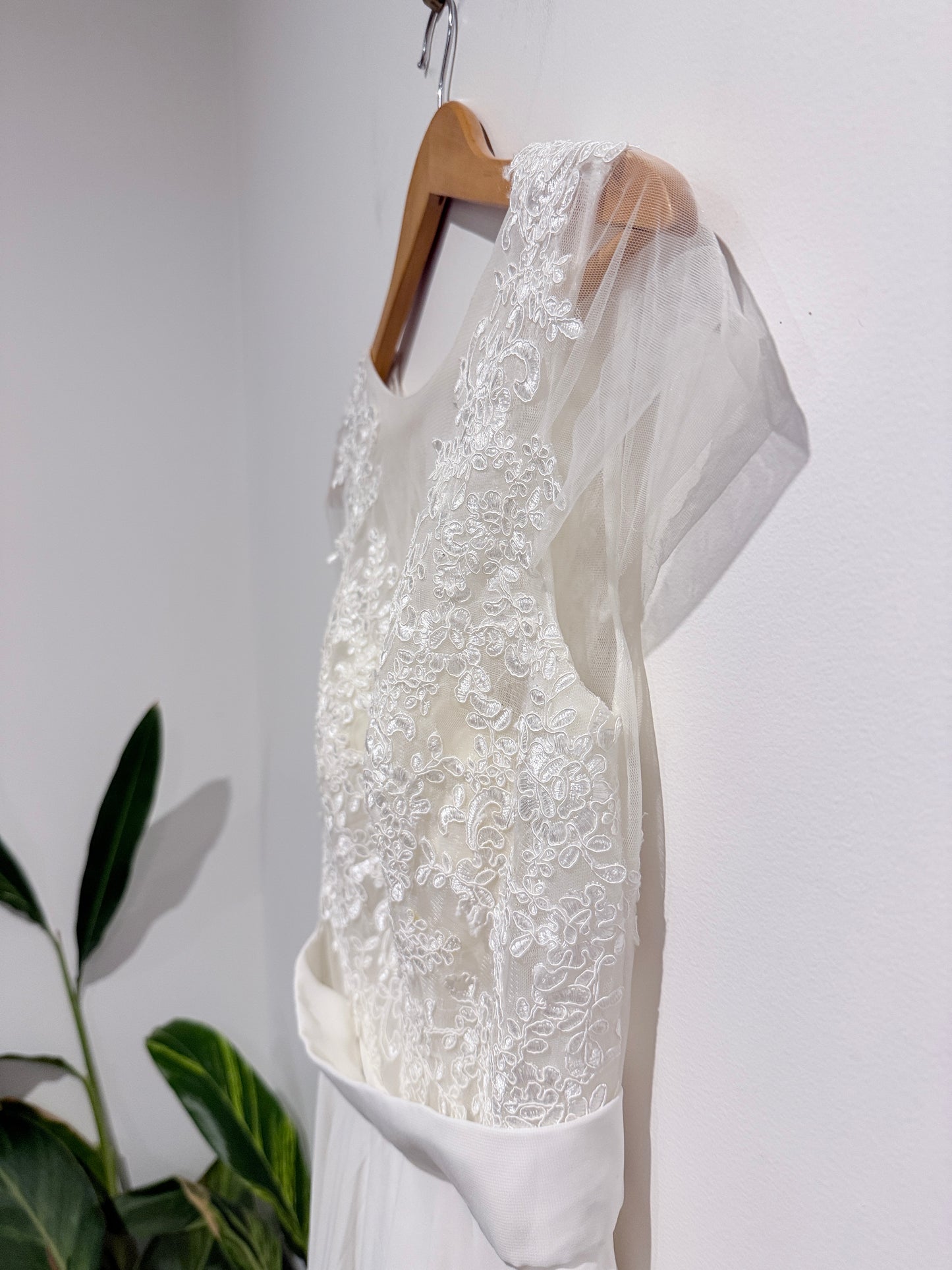 Ivory Lace Chiffon Wedding Dress Size 8-10
