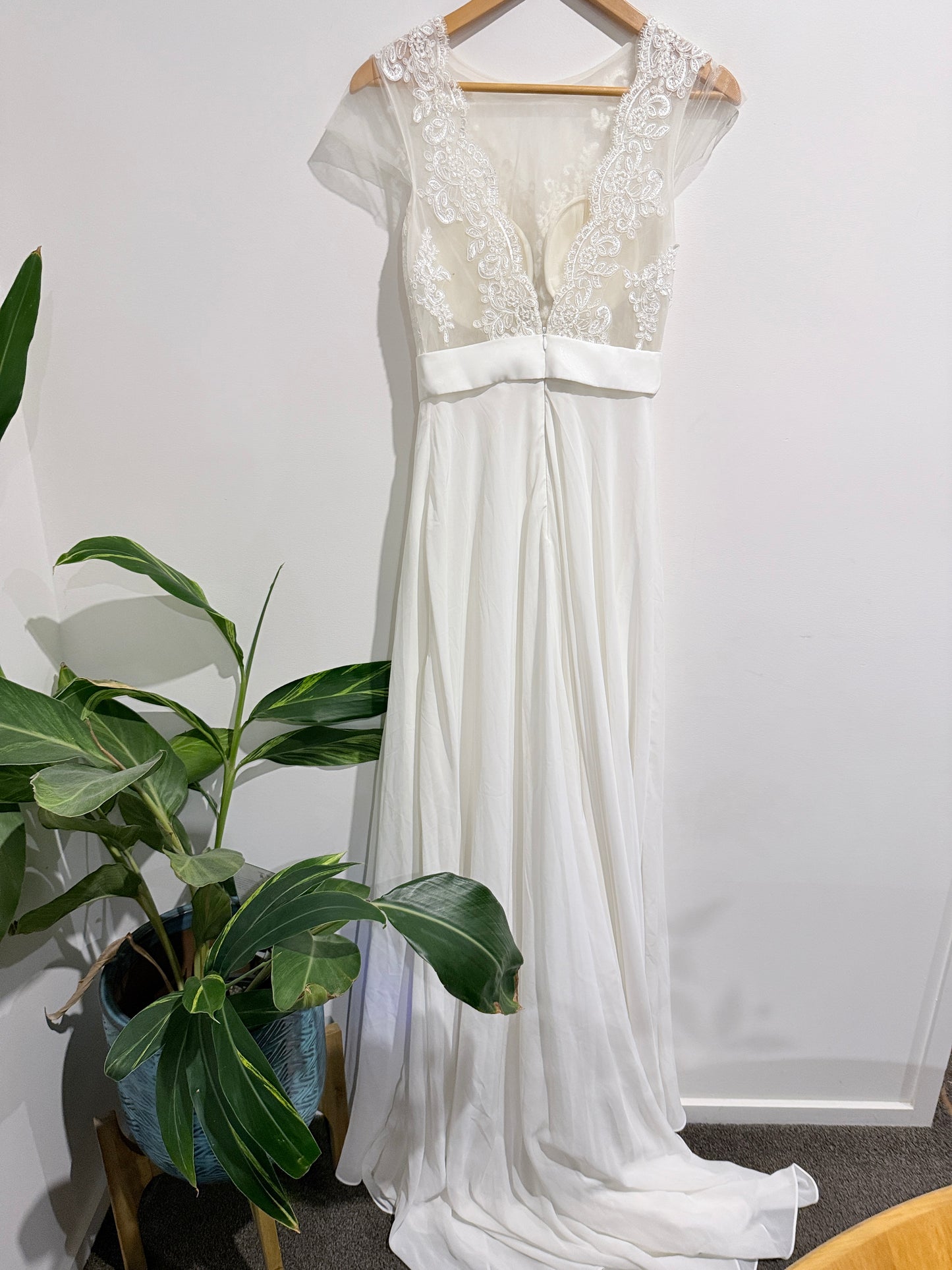 Ivory Lace Chiffon Wedding Dress Size 8-10
