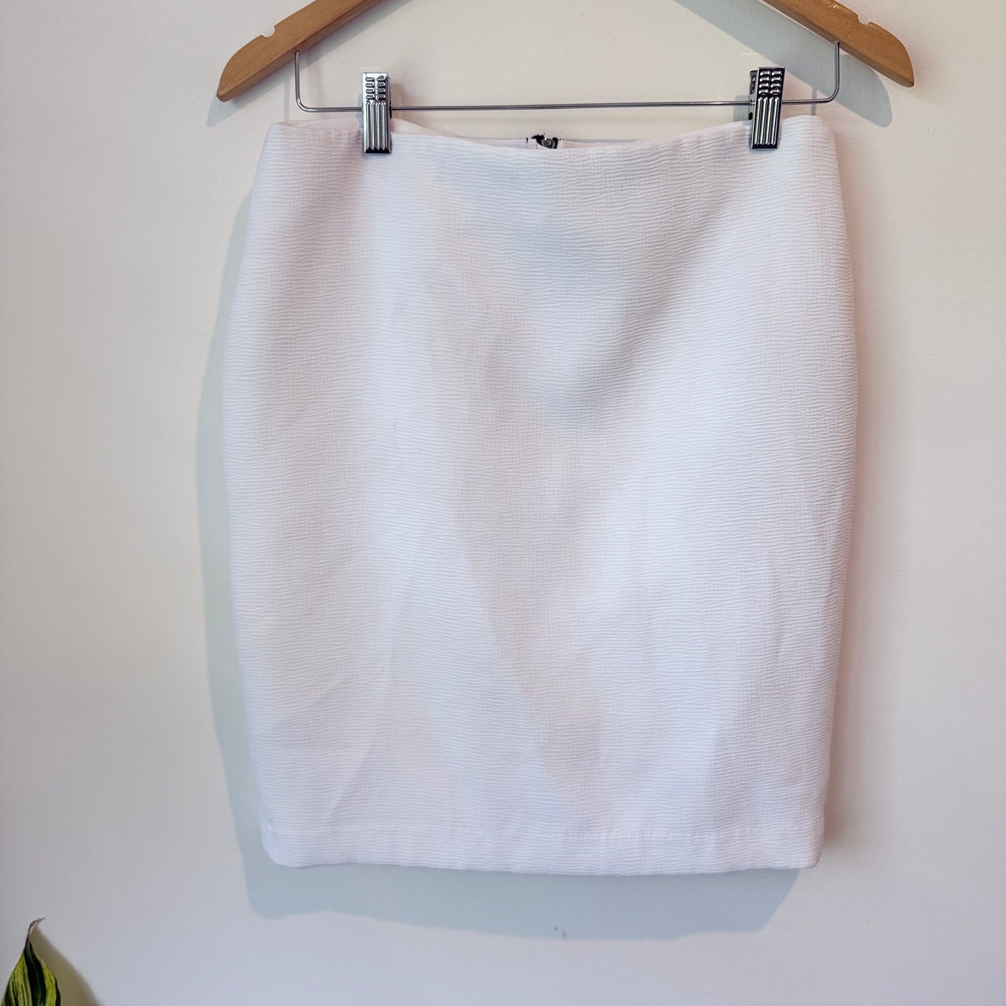 Calvin Klein Size 4 White Skirt