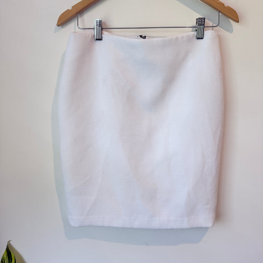 Calvin Klein Size 4 White Skirt