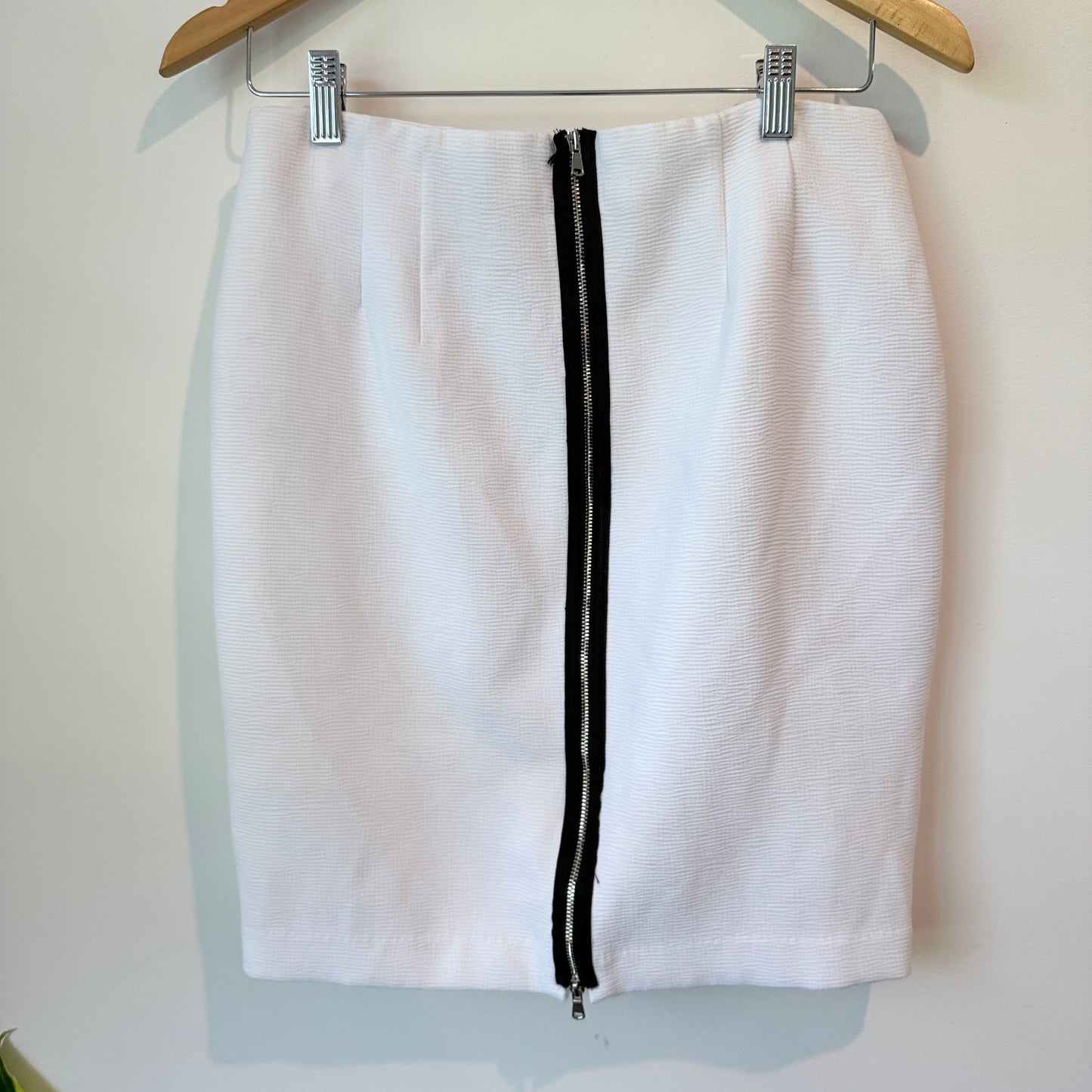 Calvin Klein Size 4 White Skirt