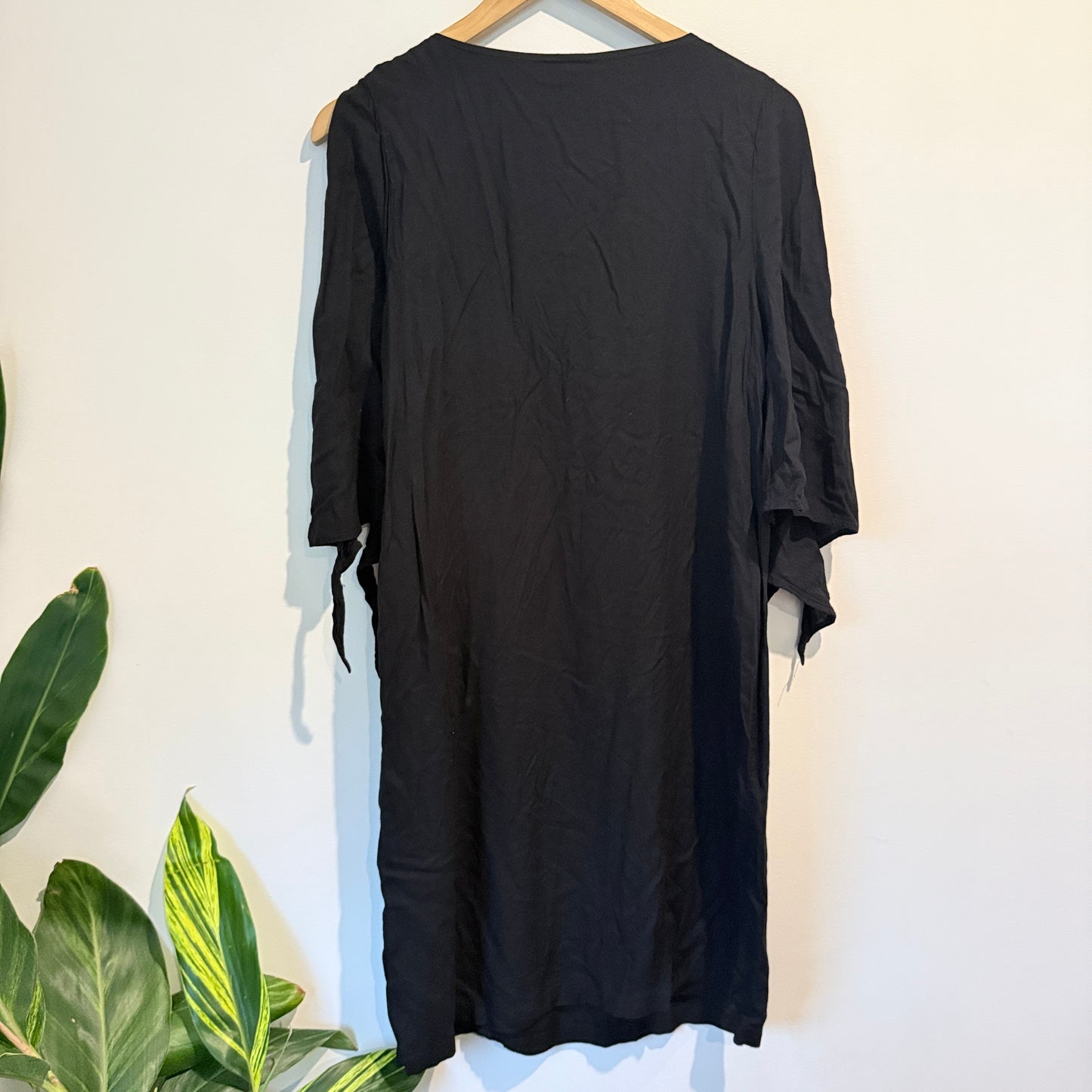 Capture Black Knee-Length Dress Size 12
