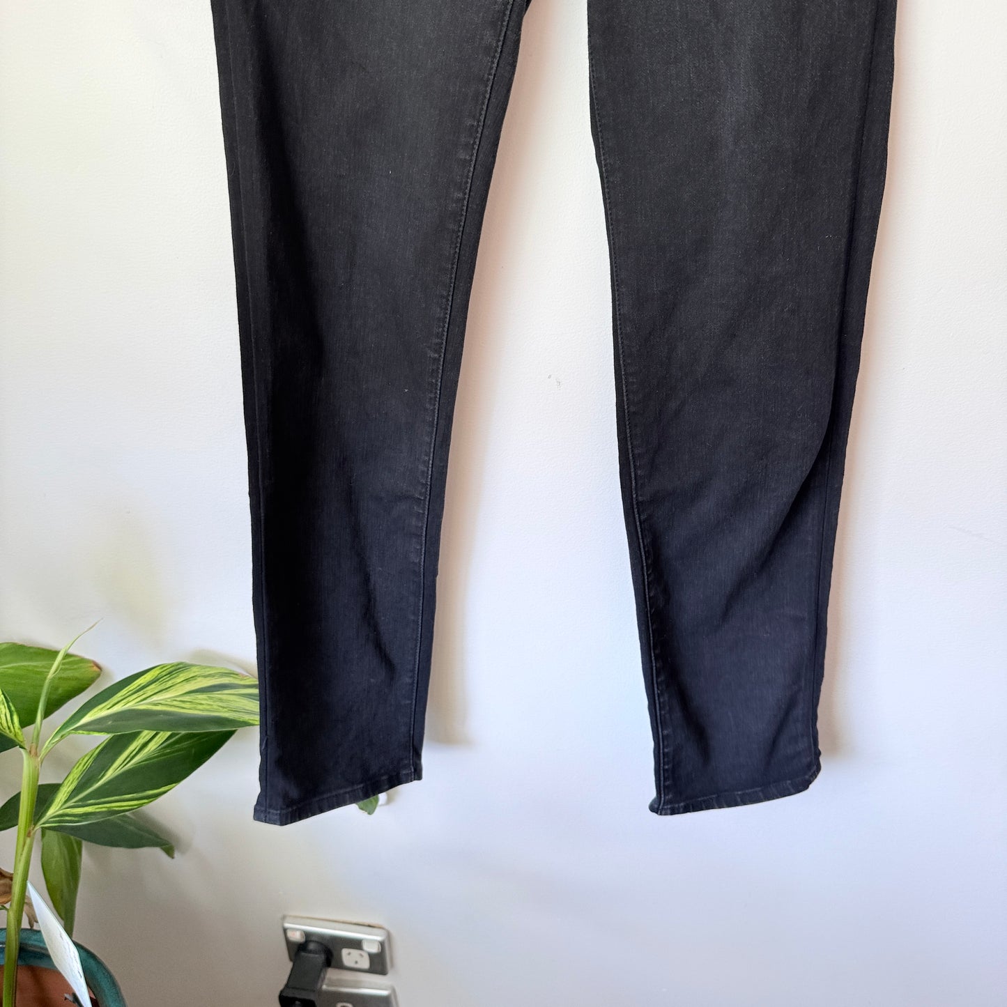 Levi 312 Shaping Slim Size 25 Black Skinny Denim Jeans