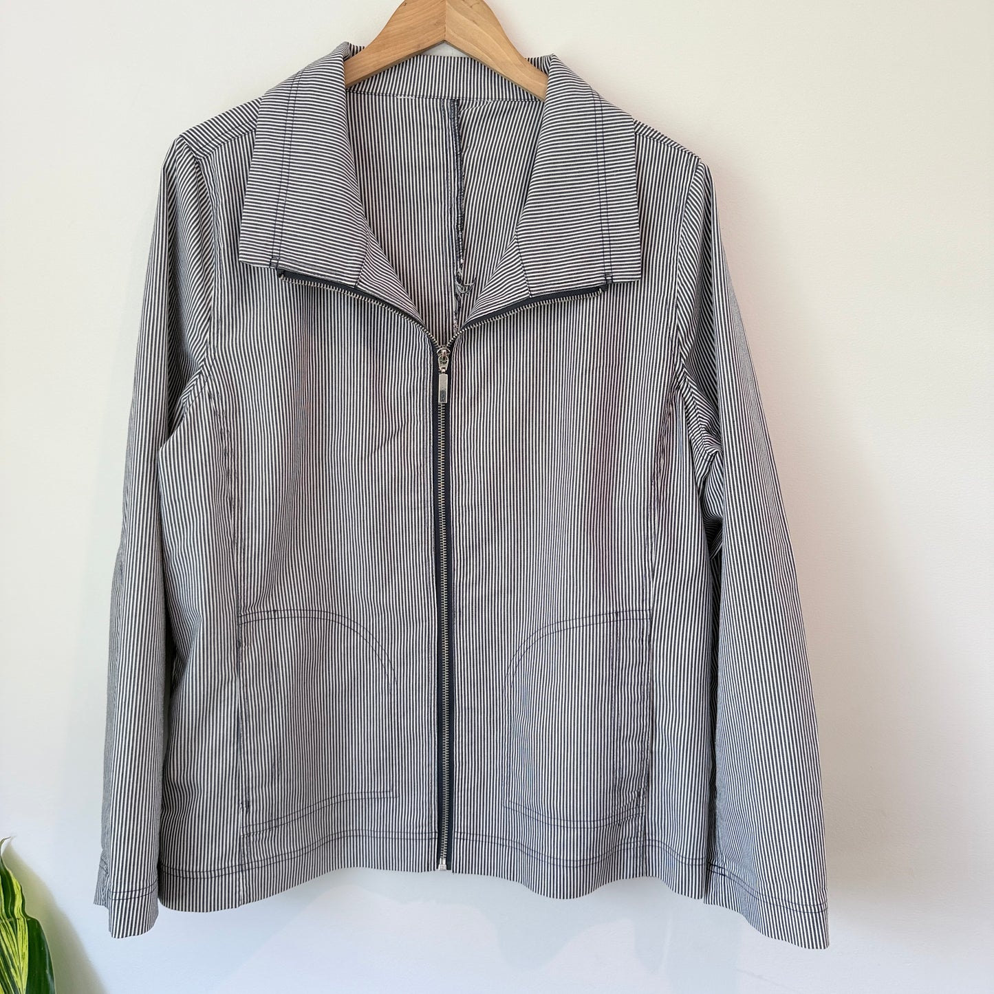 Black & White Pinstripe Zip-Up Jacket – U/Arm 57cm