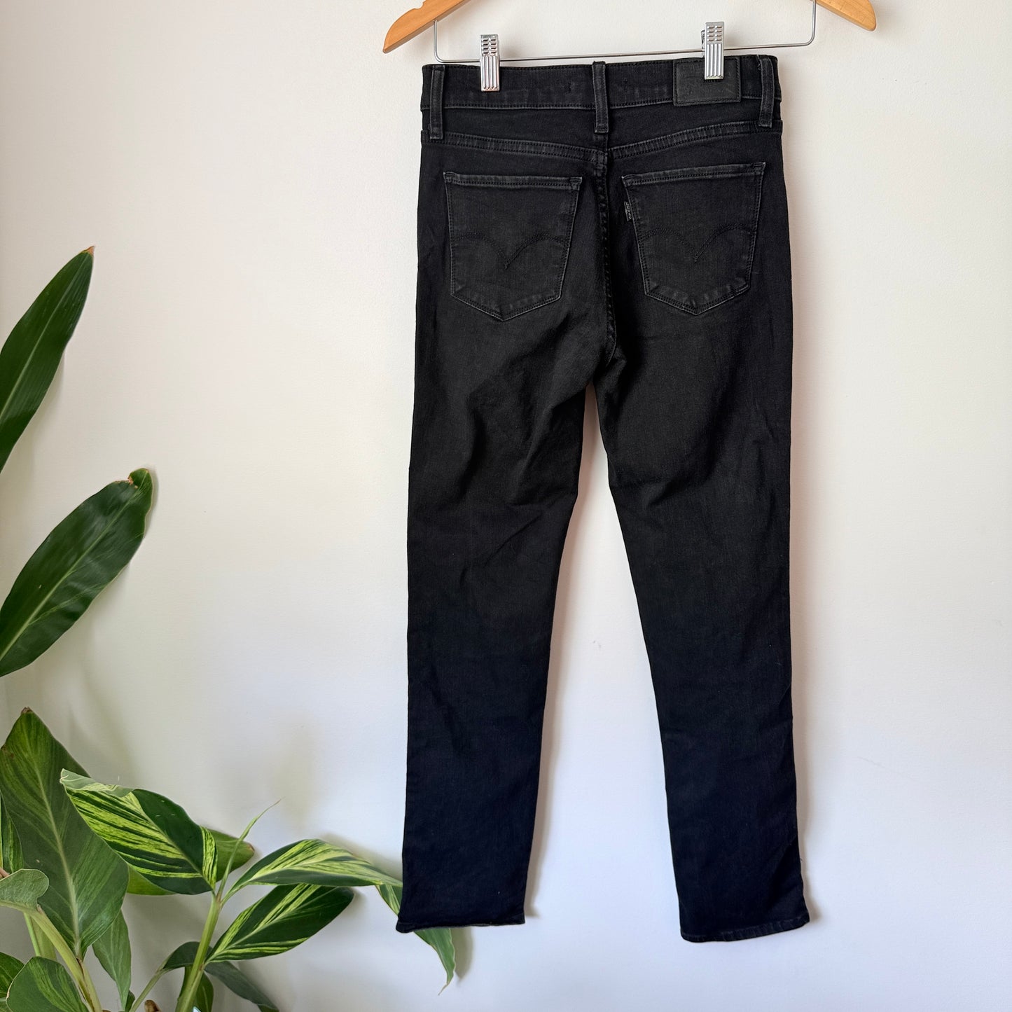 Levi 312 Shaping Slim Size 25 Black Skinny Denim Jeans