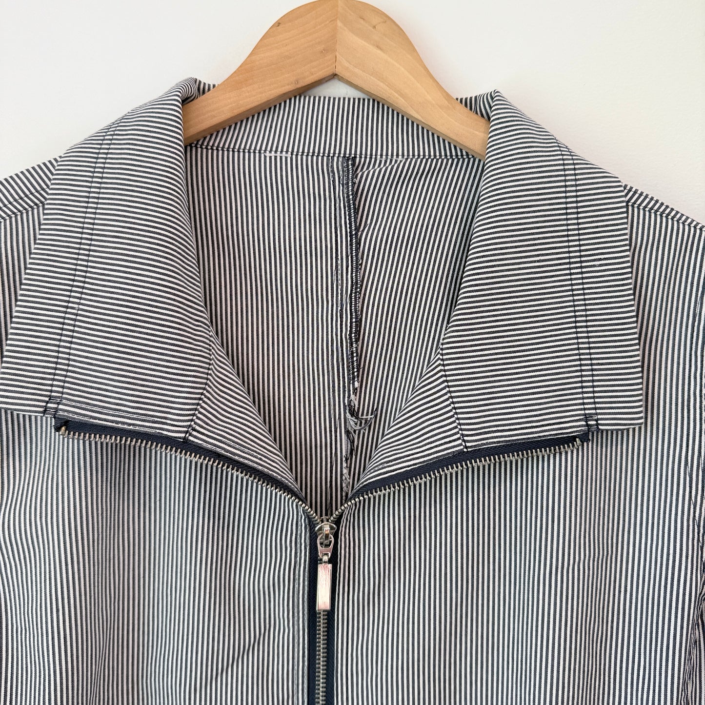 Black & White Pinstripe Zip-Up Jacket – U/Arm 57cm