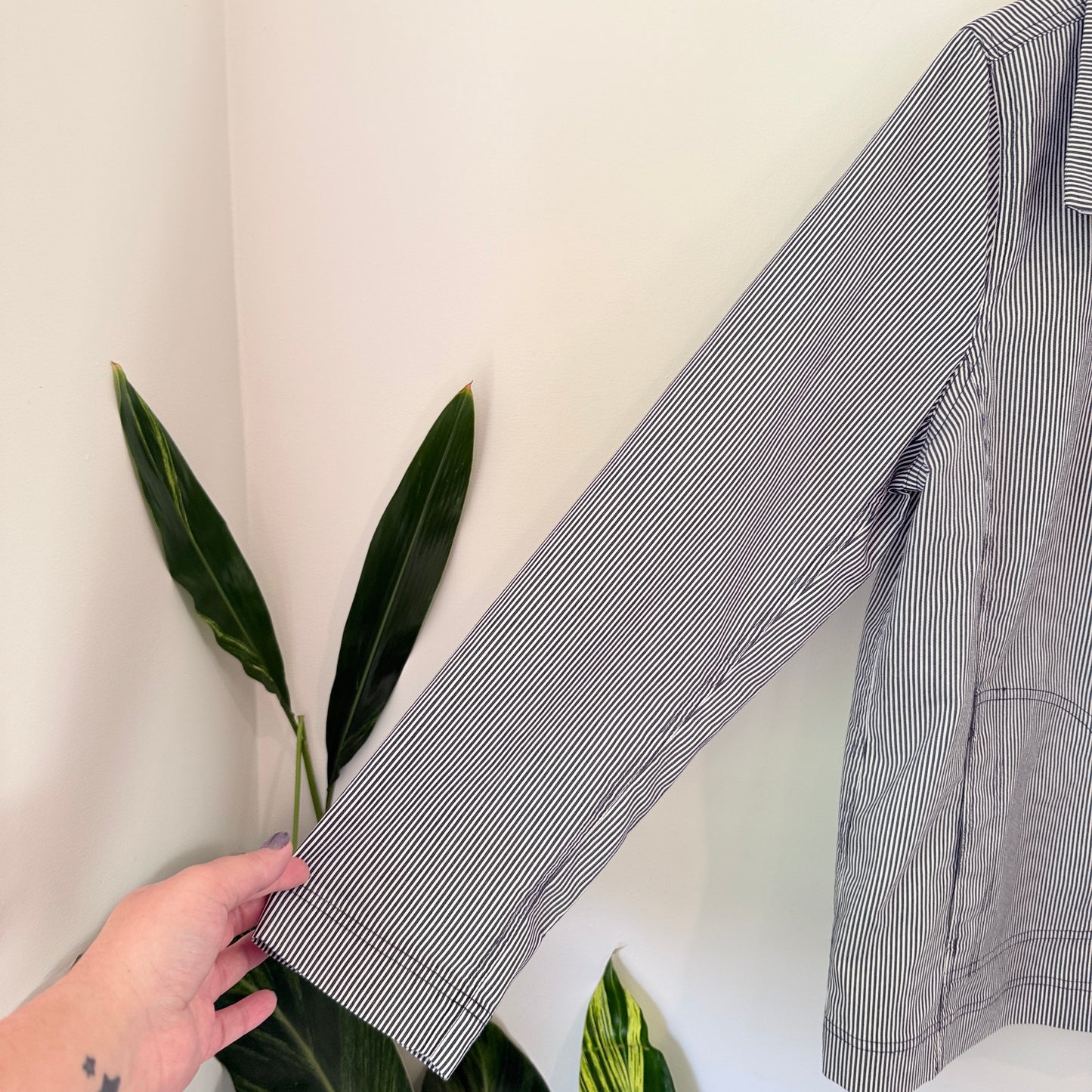 Black & White Pinstripe Zip-Up Jacket – U/Arm 57cm