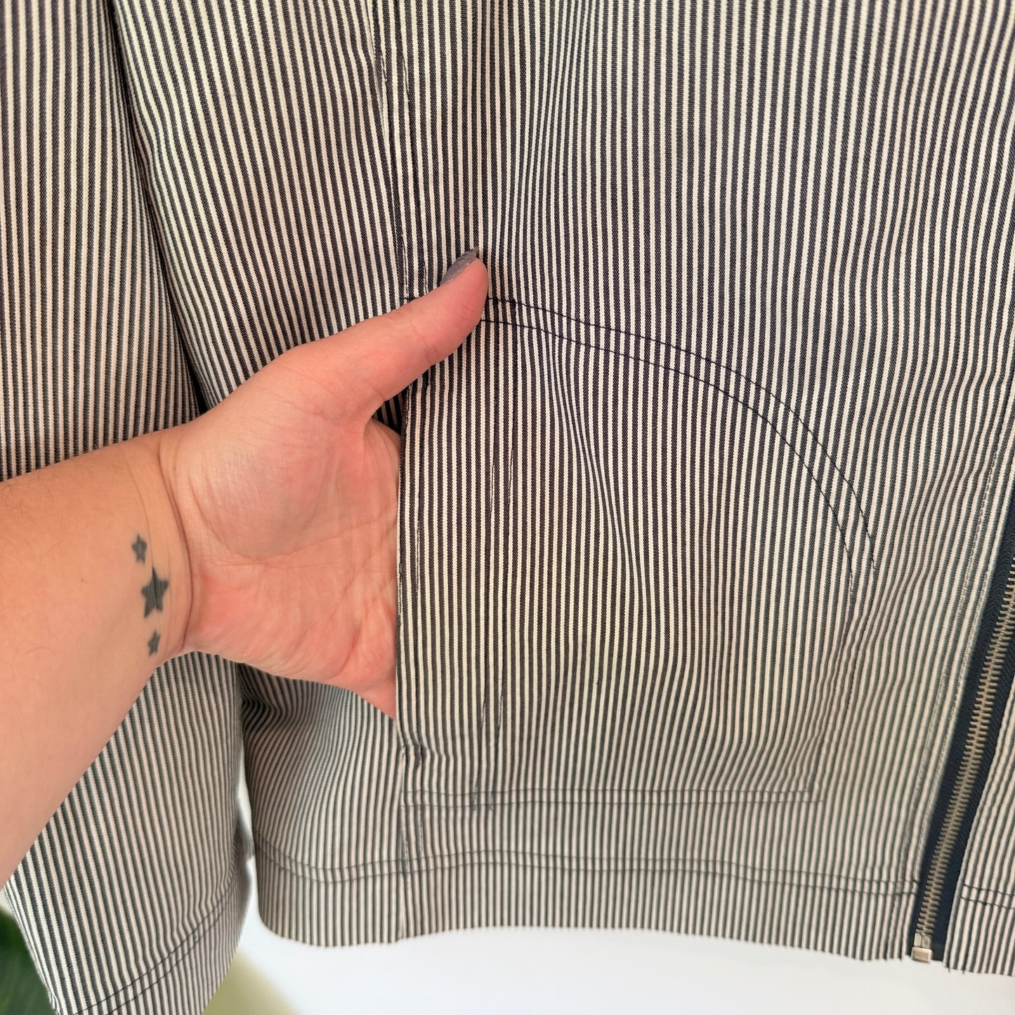 Black & White Pinstripe Zip-Up Jacket – U/Arm 57cm