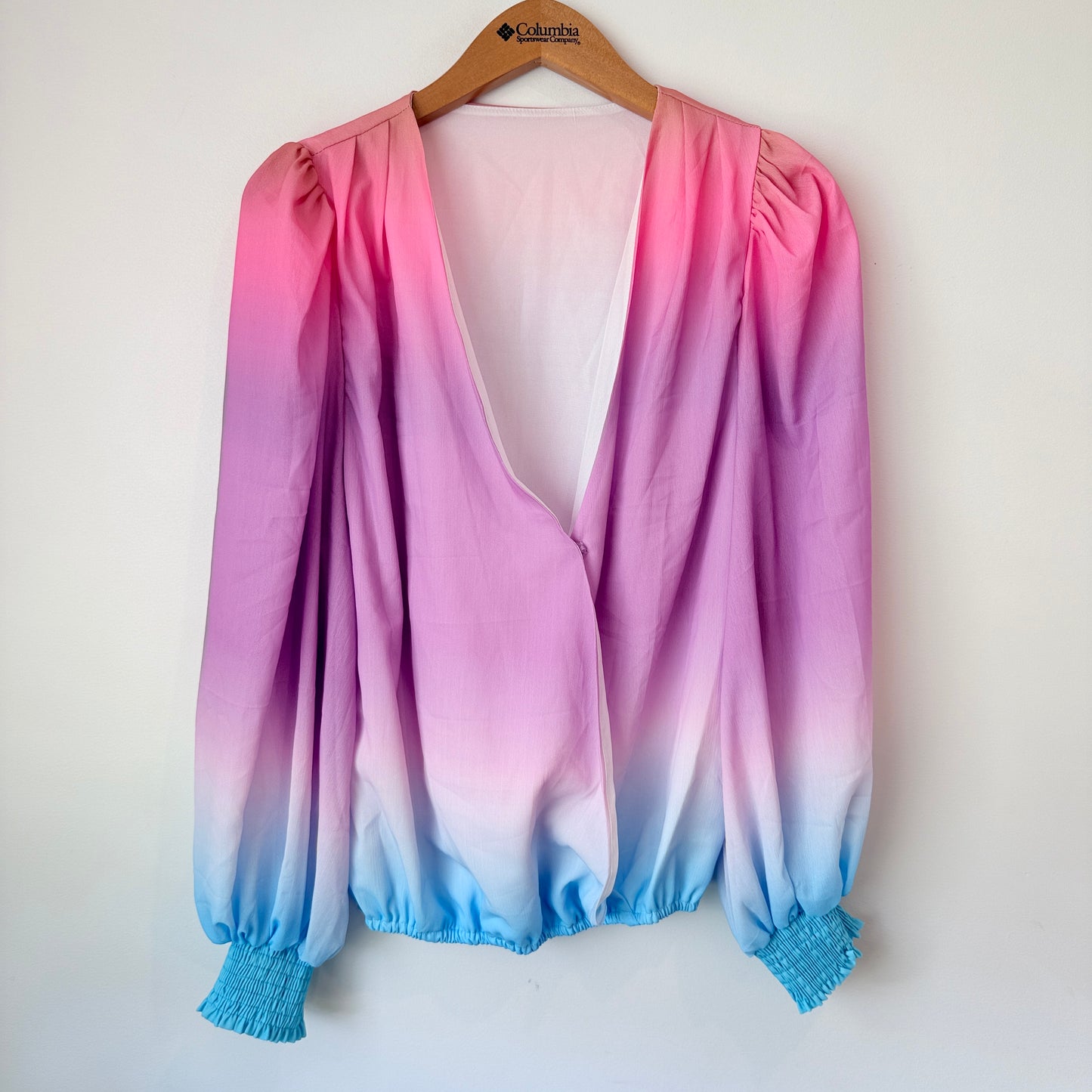 Brand Unknown Size M V-Neck Gradient Blouse