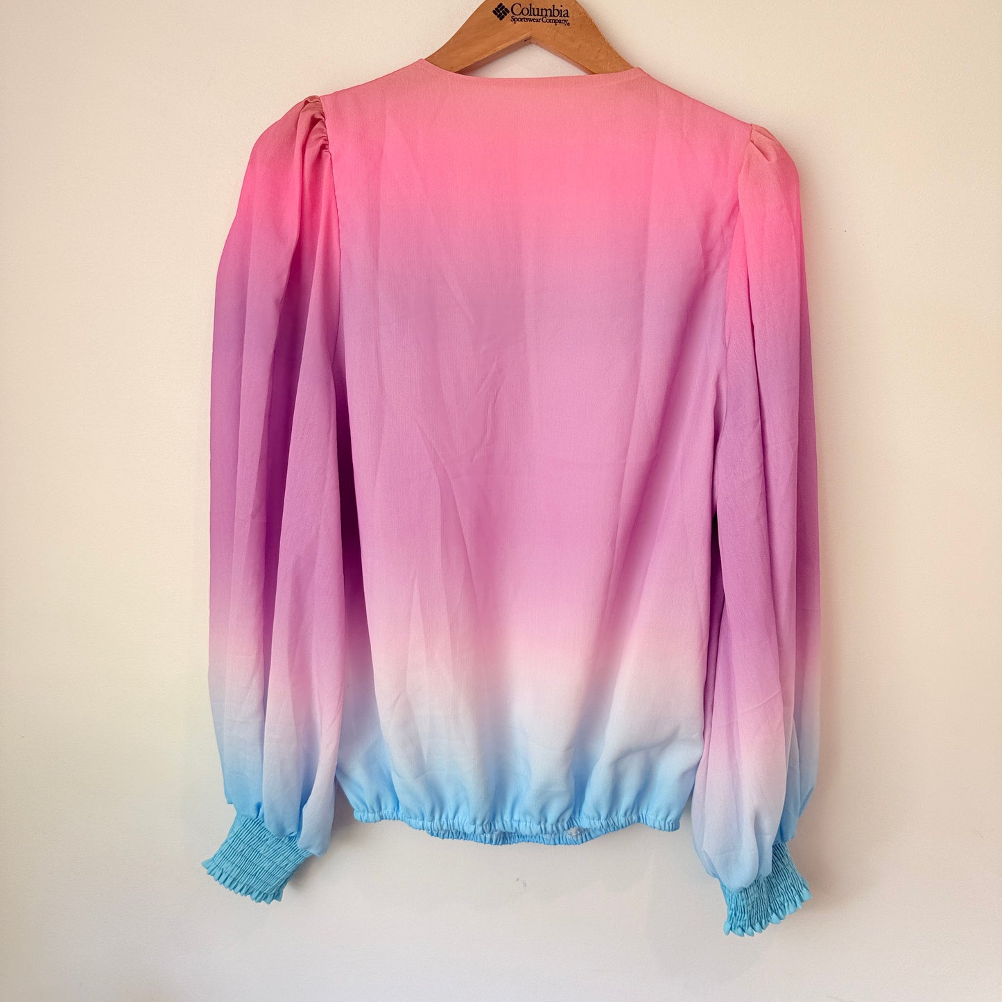 Brand Unknown Size M V-Neck Gradient Blouse