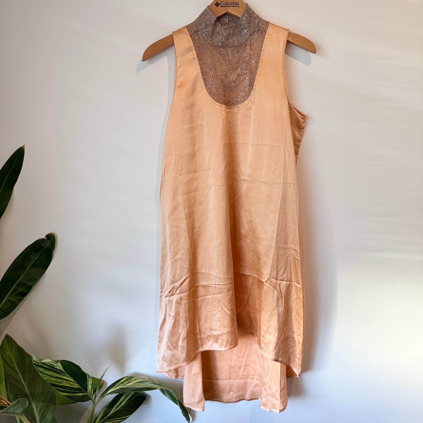 Roberto Milona Size 6 Peach-Colored Sleeveless Dress