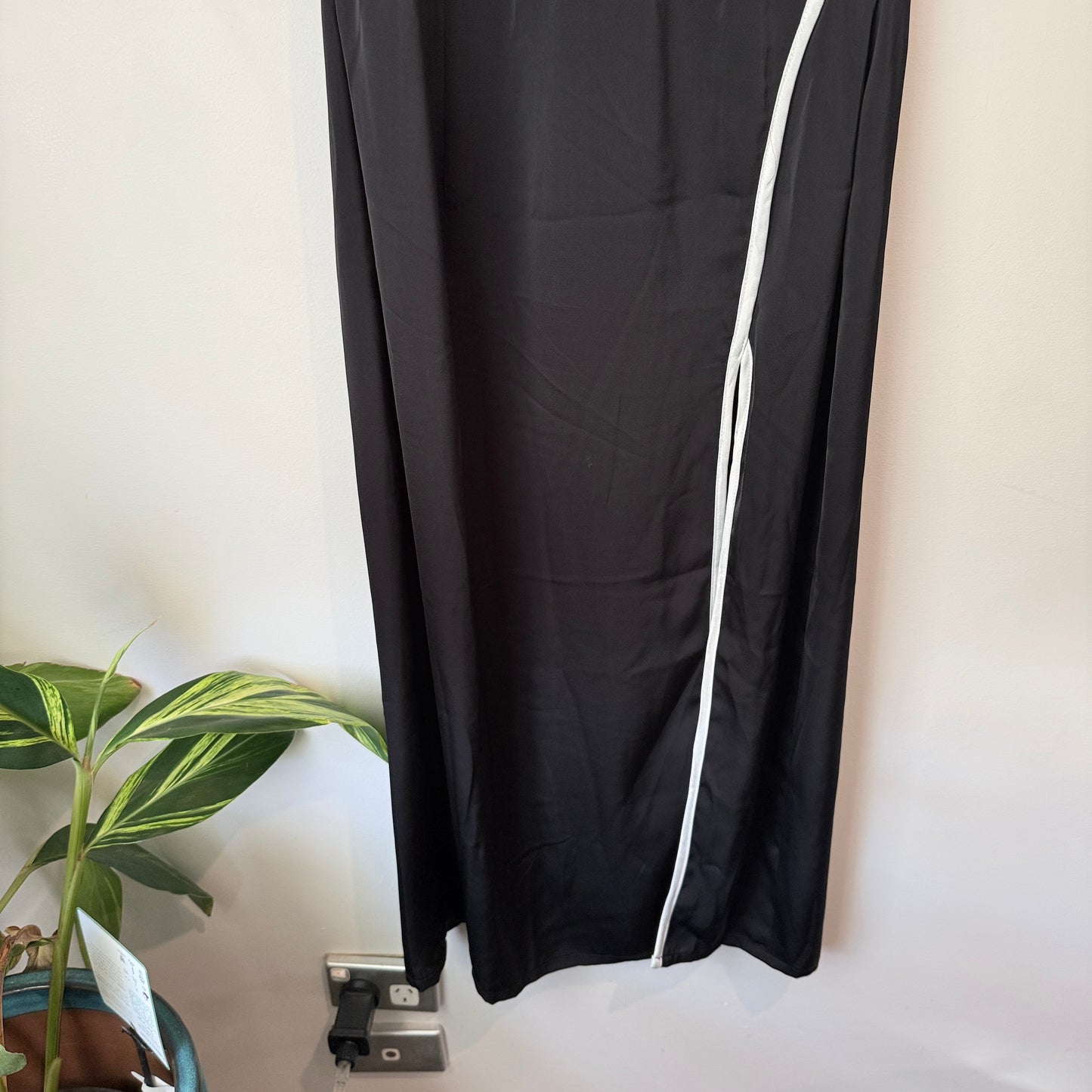 Brand Unknown Black with White Trim Dress – U/Arm 42cm