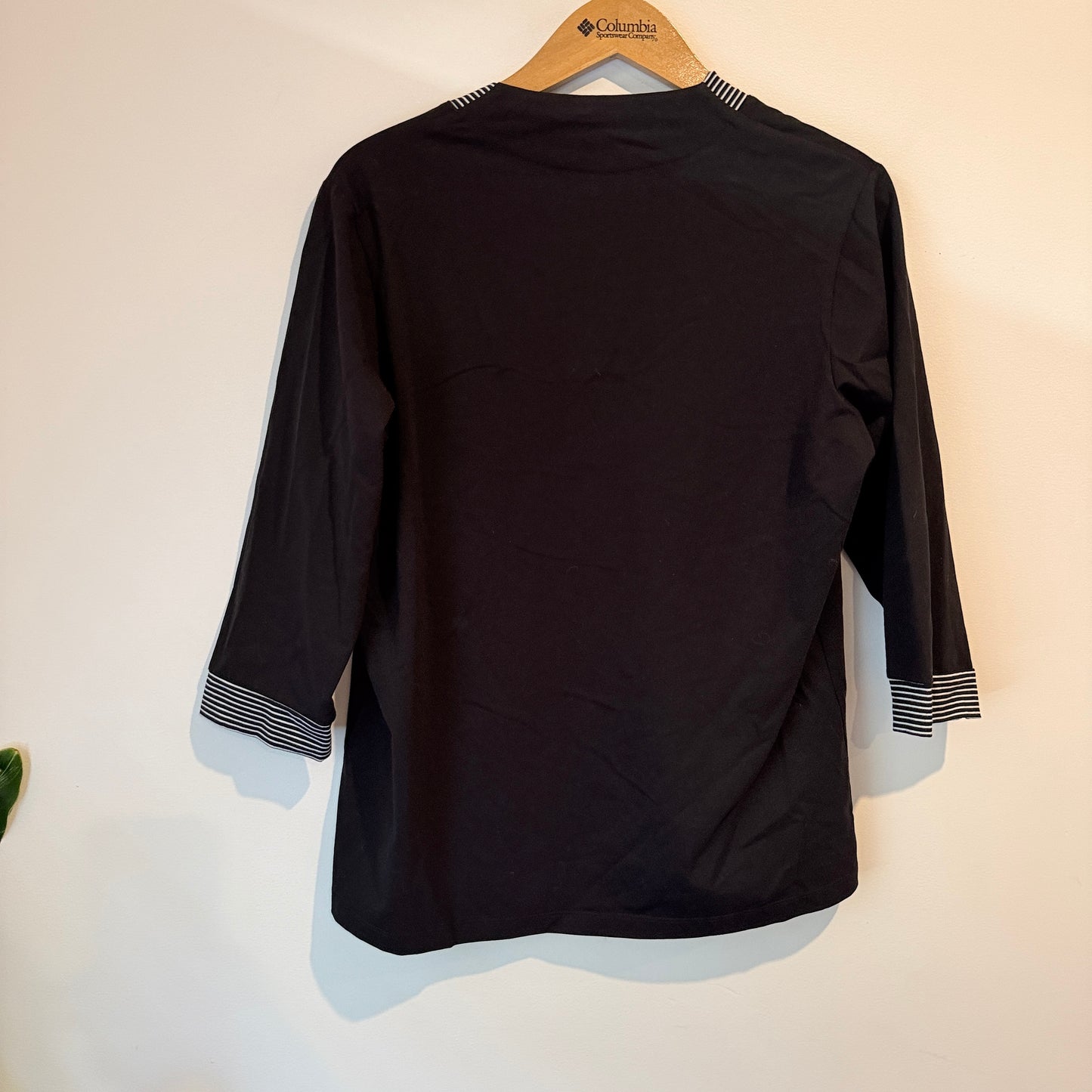 Vincent Size 10 Black V-Neck 3/4 Sleeve Top