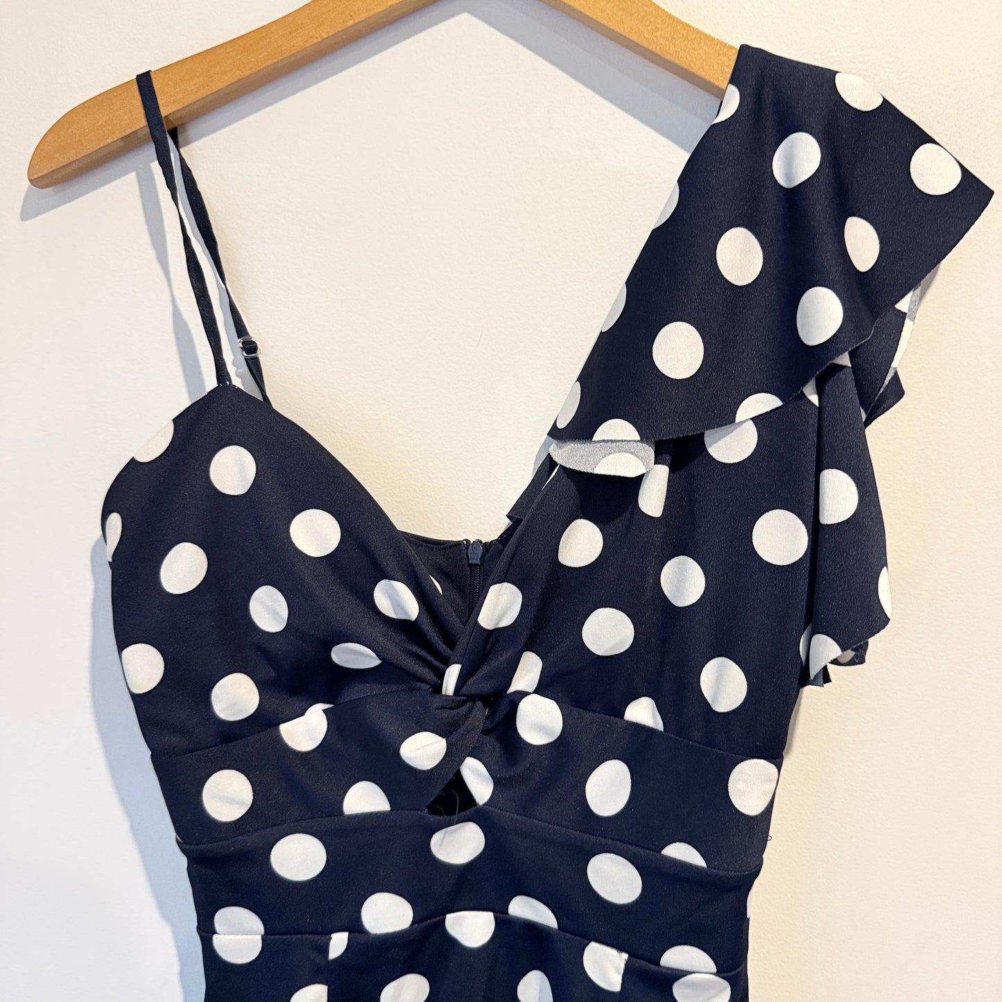 Brand Unknown Polka Dot One-Shoulder Dress – 33cm Under Bust