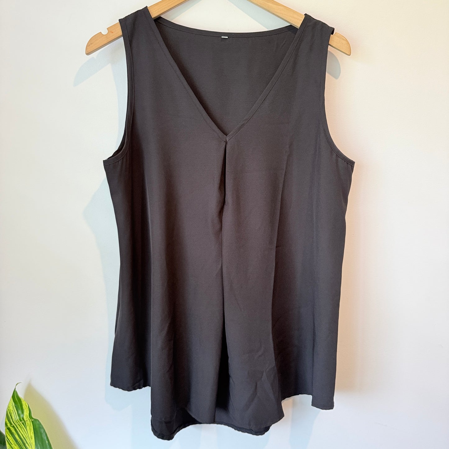 Black Sleeveless V-Neck Top – Size 3XL