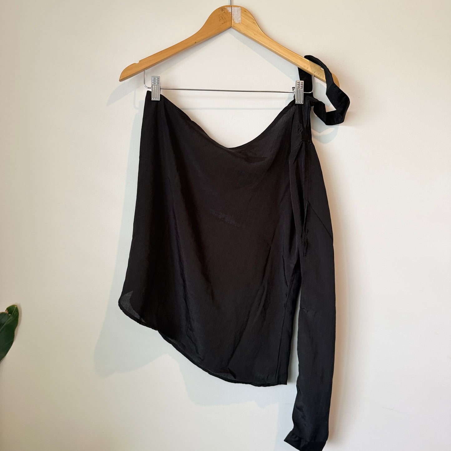 Harpa L Single Sleeve Black Top