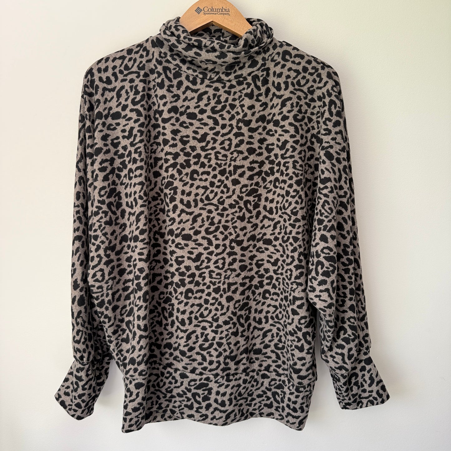 TEMT Size L Leopard Print Turtleneck Top