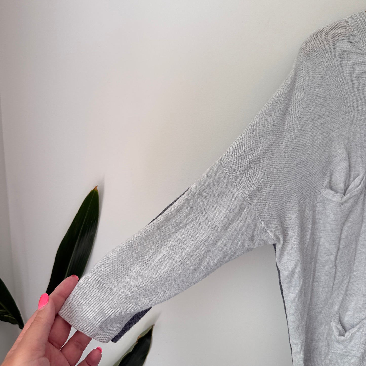 Ricochet Size XS Gray and White Knit Top with 3/4 Sleeves