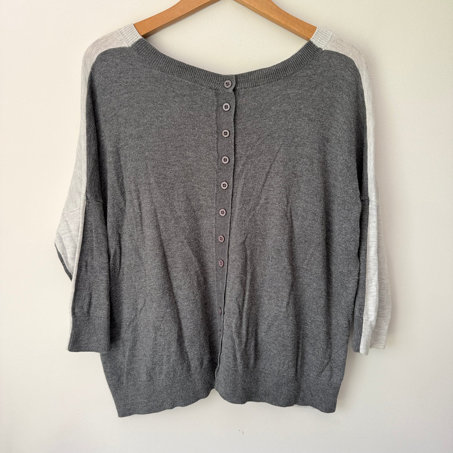 Ricochet Size XS Gray and White Knit Top with 3/4 Sleeves