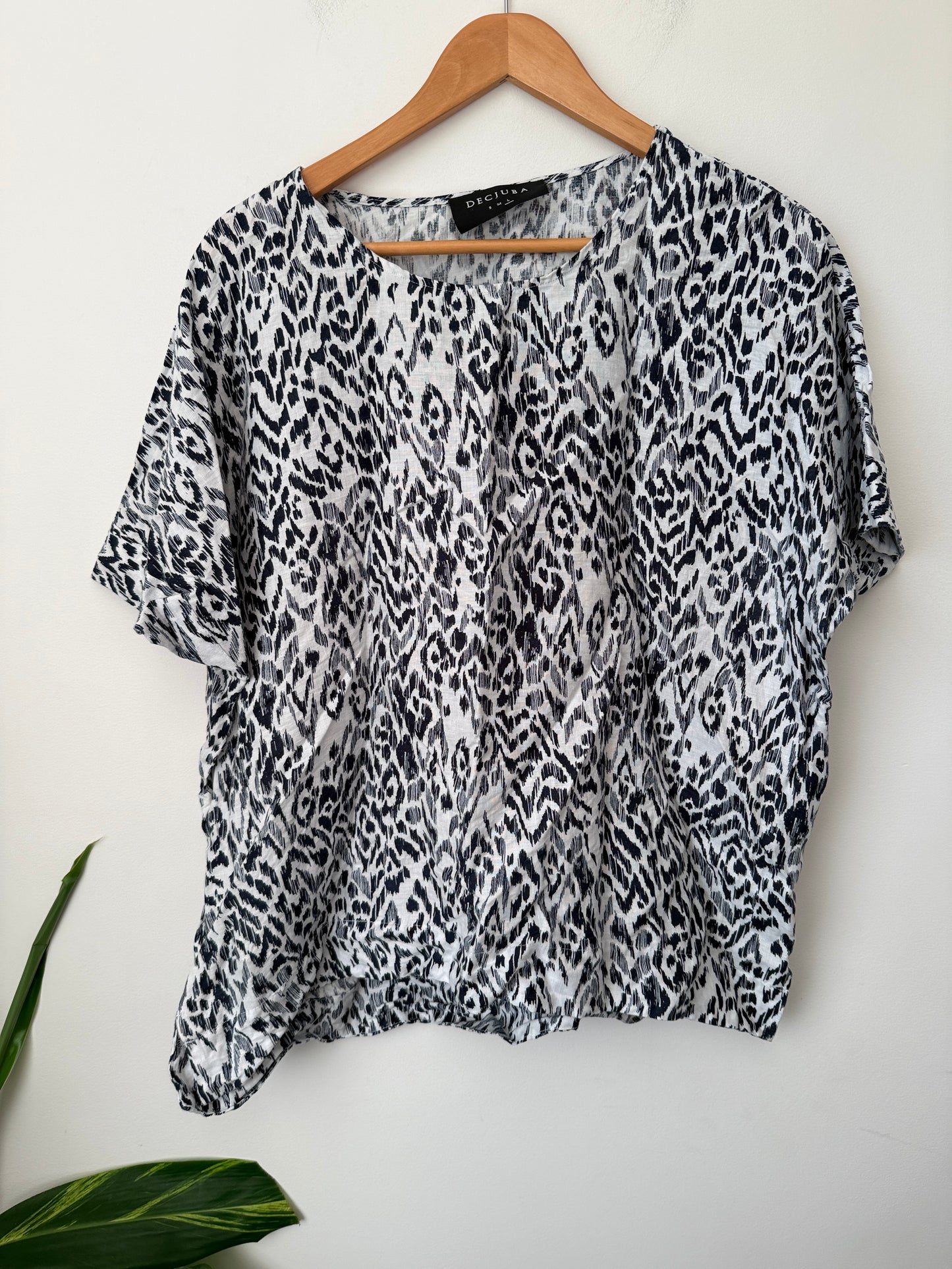 Decjuba Size L Short-Sleeved Top