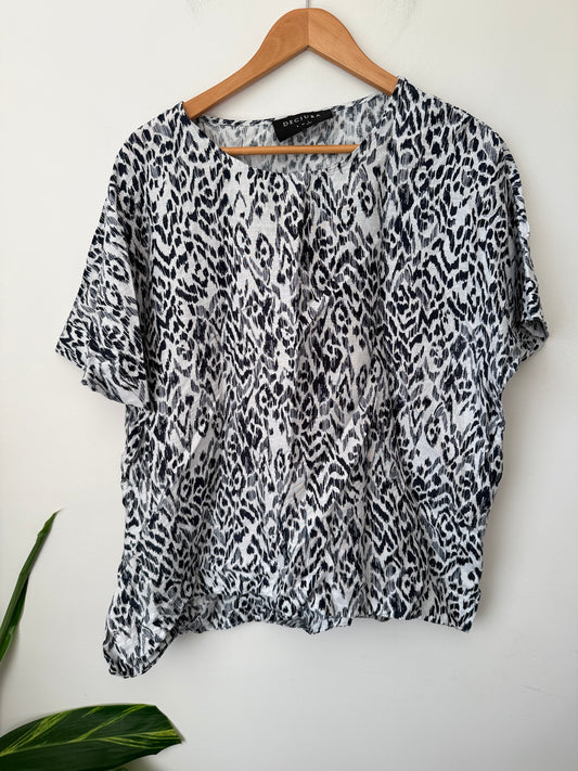 Decjuba Size L Short-Sleeved Top